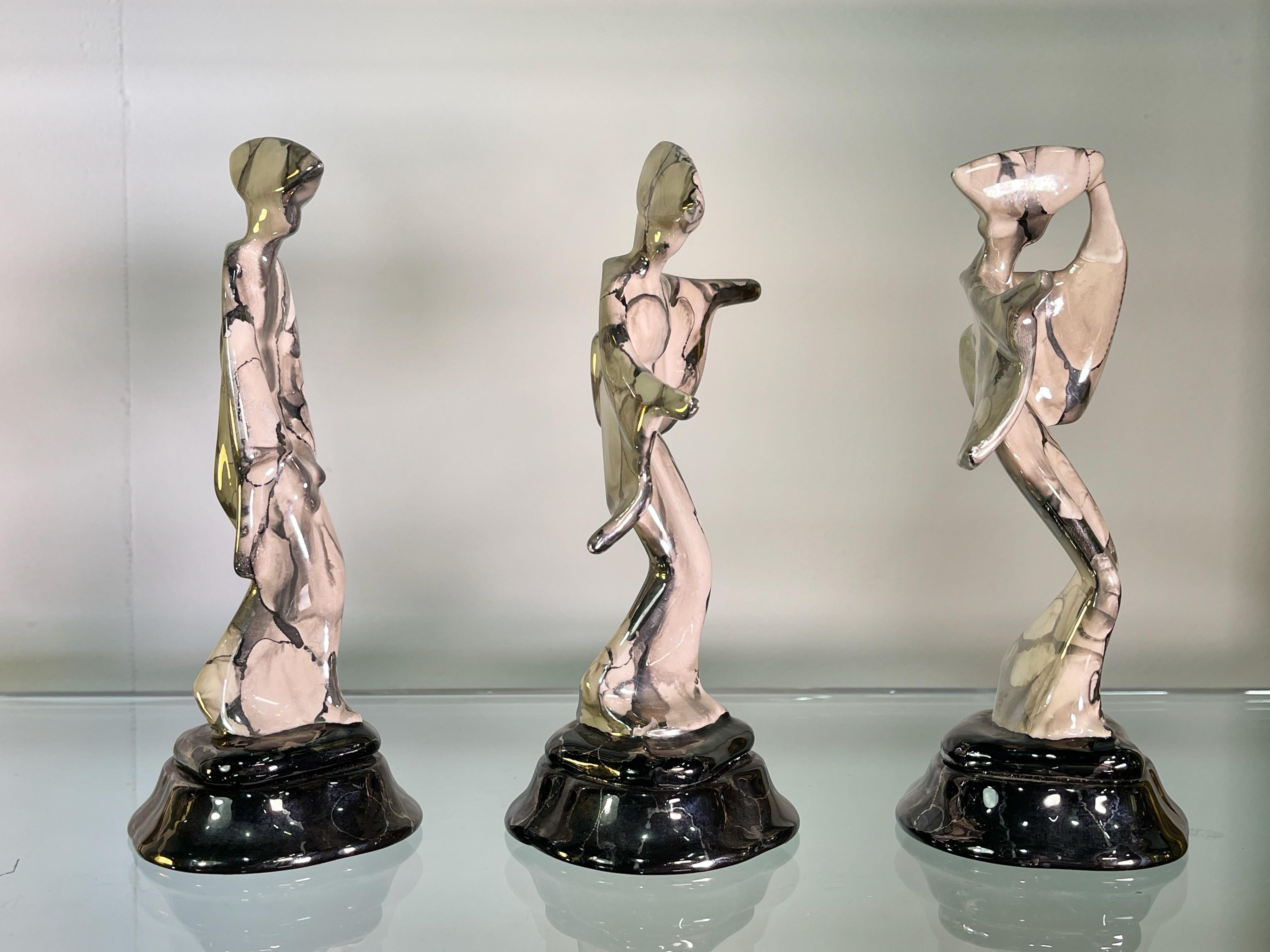 Conjunto de Tres Figuras Bailarinas de Cerámica Awa Odori Glaseado en venta