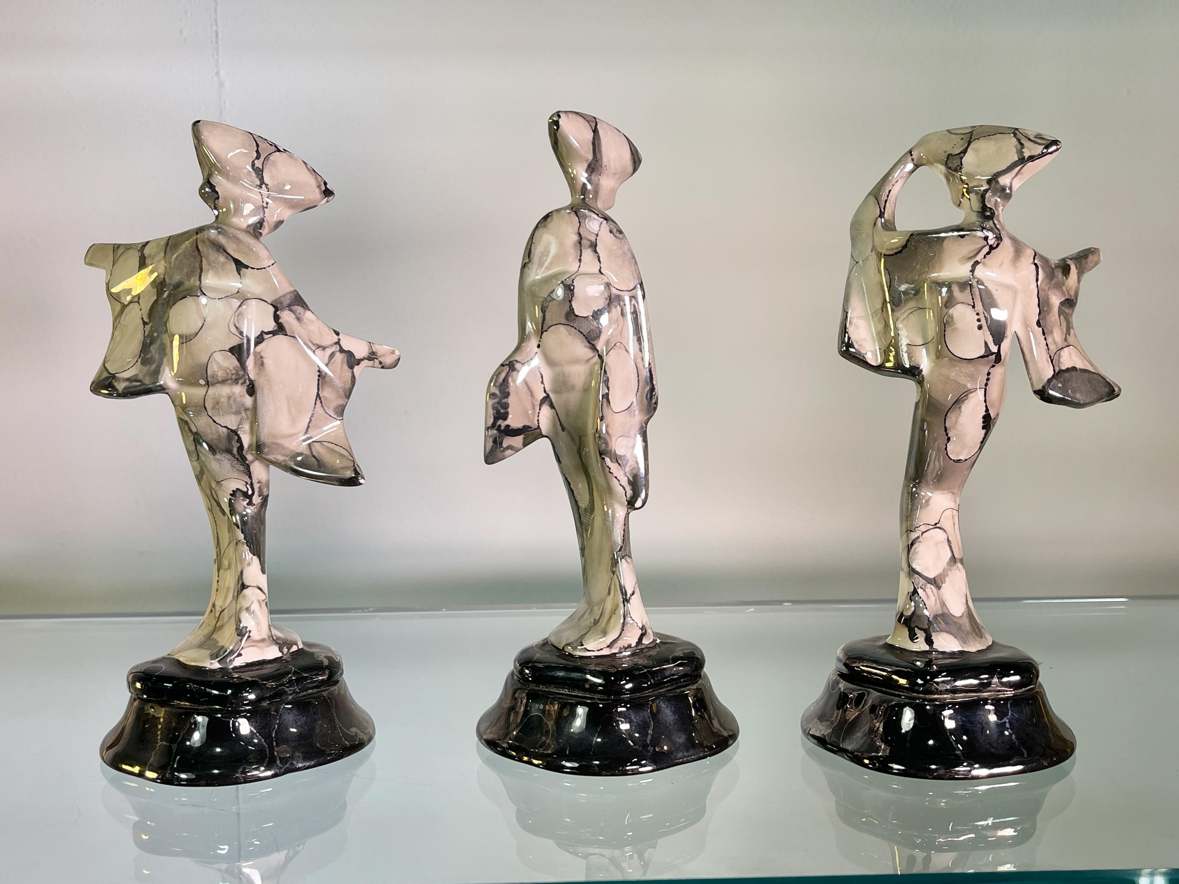 Conjunto de Tres Figuras Bailarinas de Cerámica Awa Odori mediados del siglo XX en venta