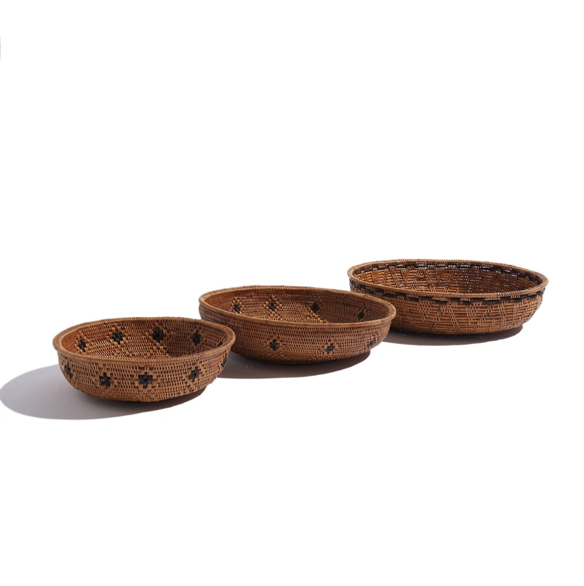 Set of three Balinese woven nesting baskets In Good Condition For Sale In Kenilworth, IL