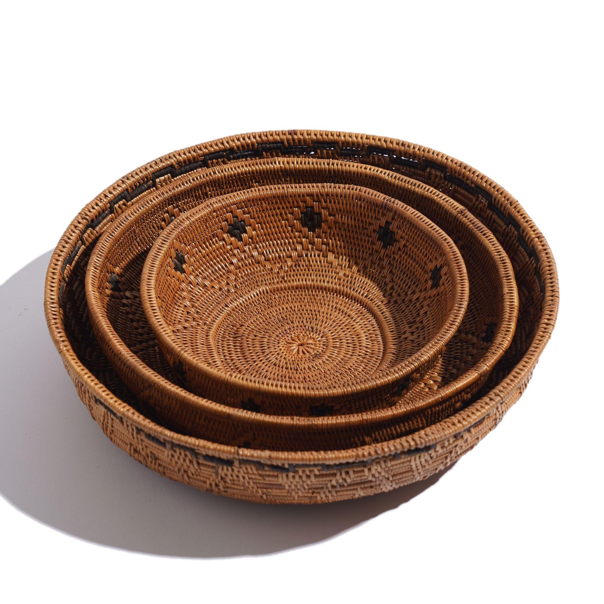 Set of three Balinese woven nesting baskets For Sale 1