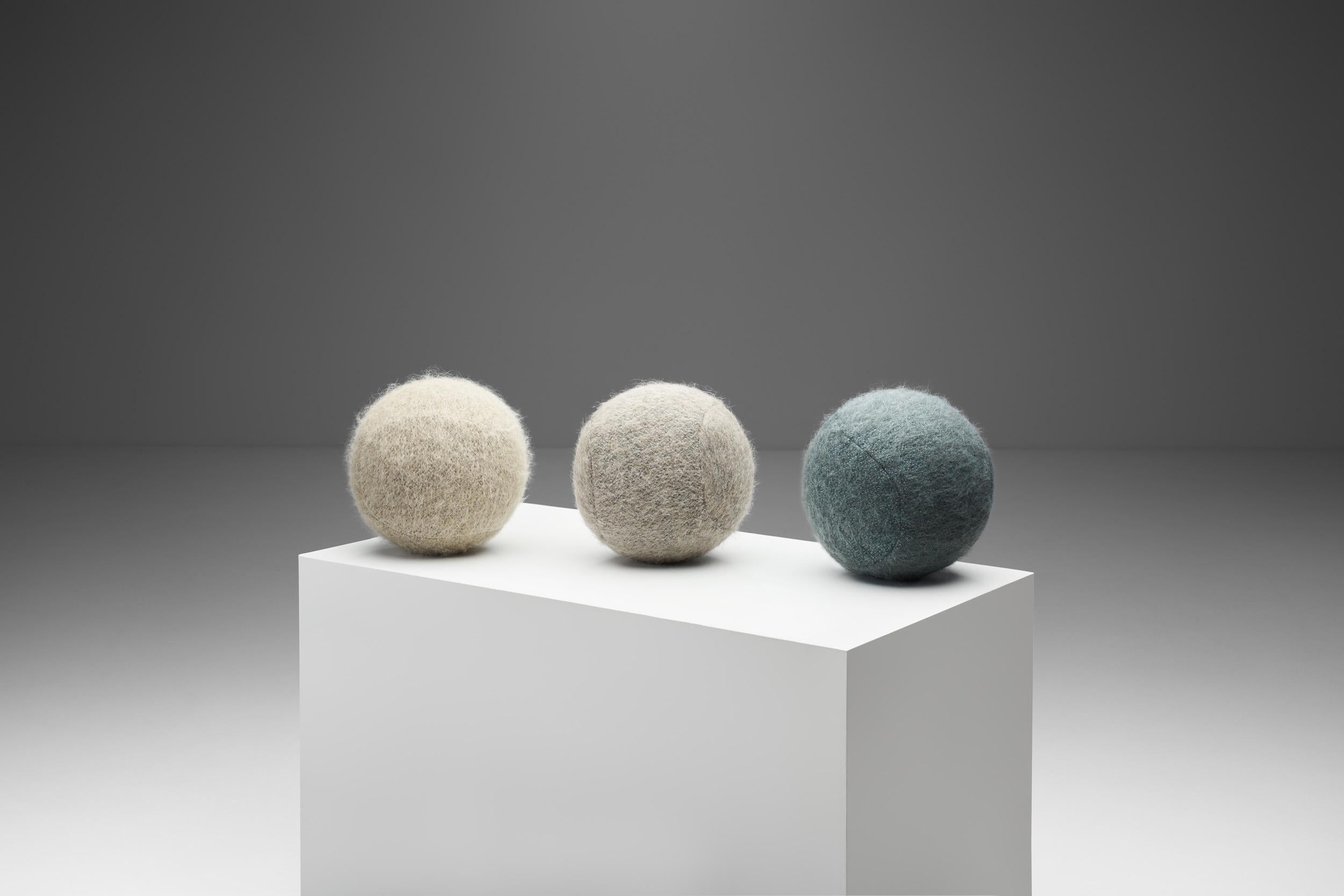 Postmoderne Ensemble de trois coussins d'appoint en forme de Ball and Ball en vente