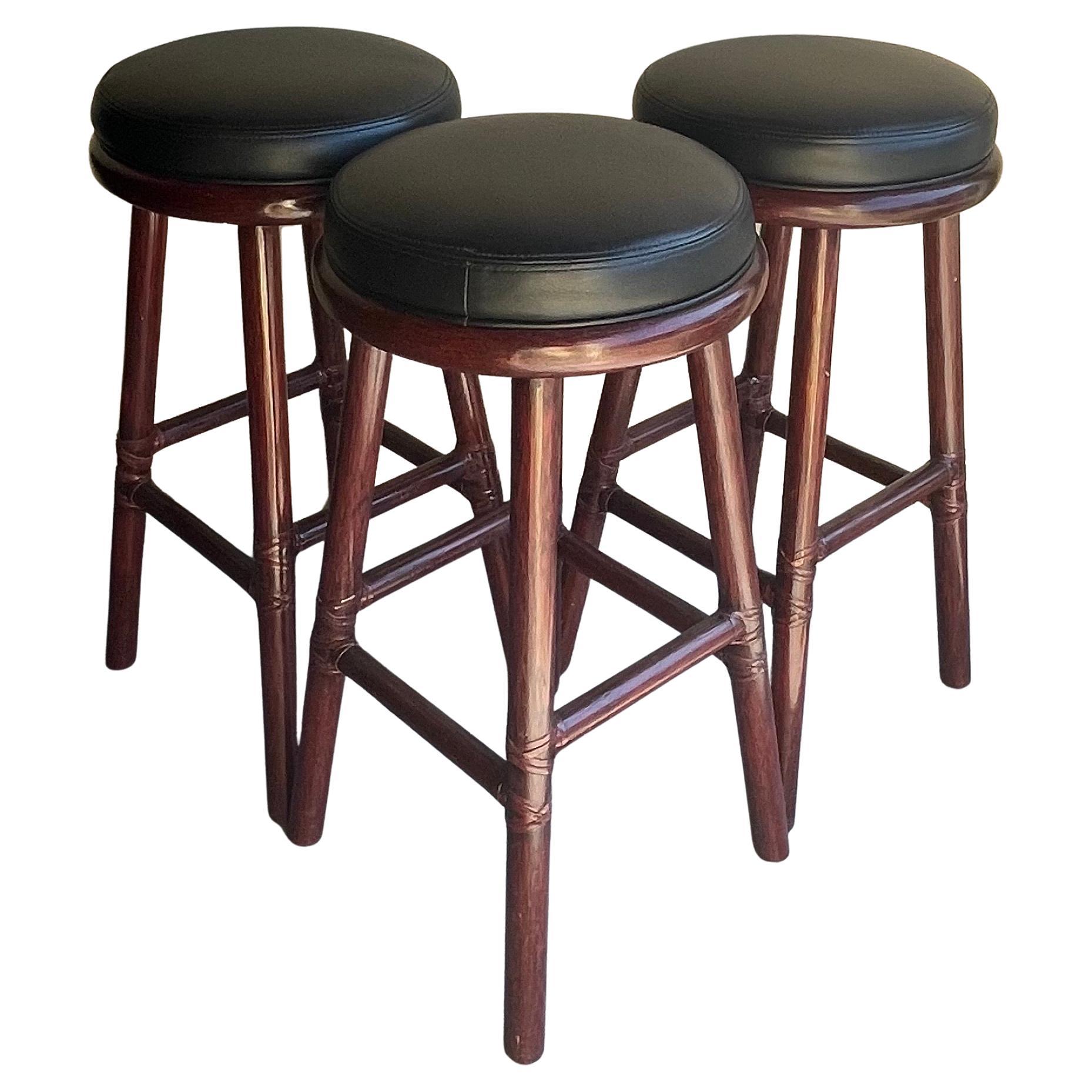 Ensemble de trois tabourets de bar en bambou et cuir de McGuire Furniture Co.