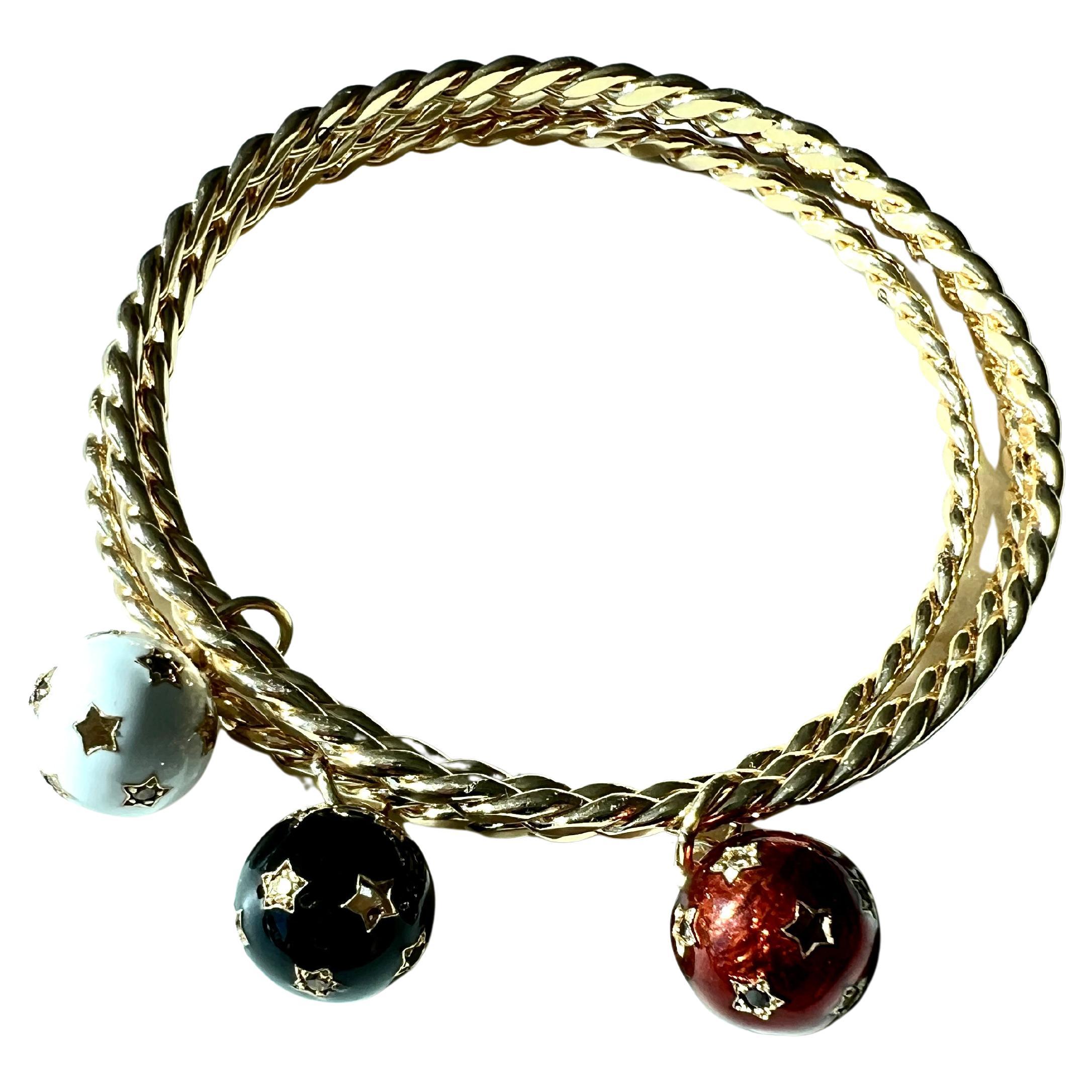 Armbandset Sternkugel Weißer Diamant Schwarzer Diamant  Emaille-Armreif  Rote, weiße und schwarze Emaille im viktorianischen Stil.

Vergoldetes Messing
Die Messung des Durchmessers beträgt 6,5 Zoll

Größe Medium (passt auch in ein größeres Small und