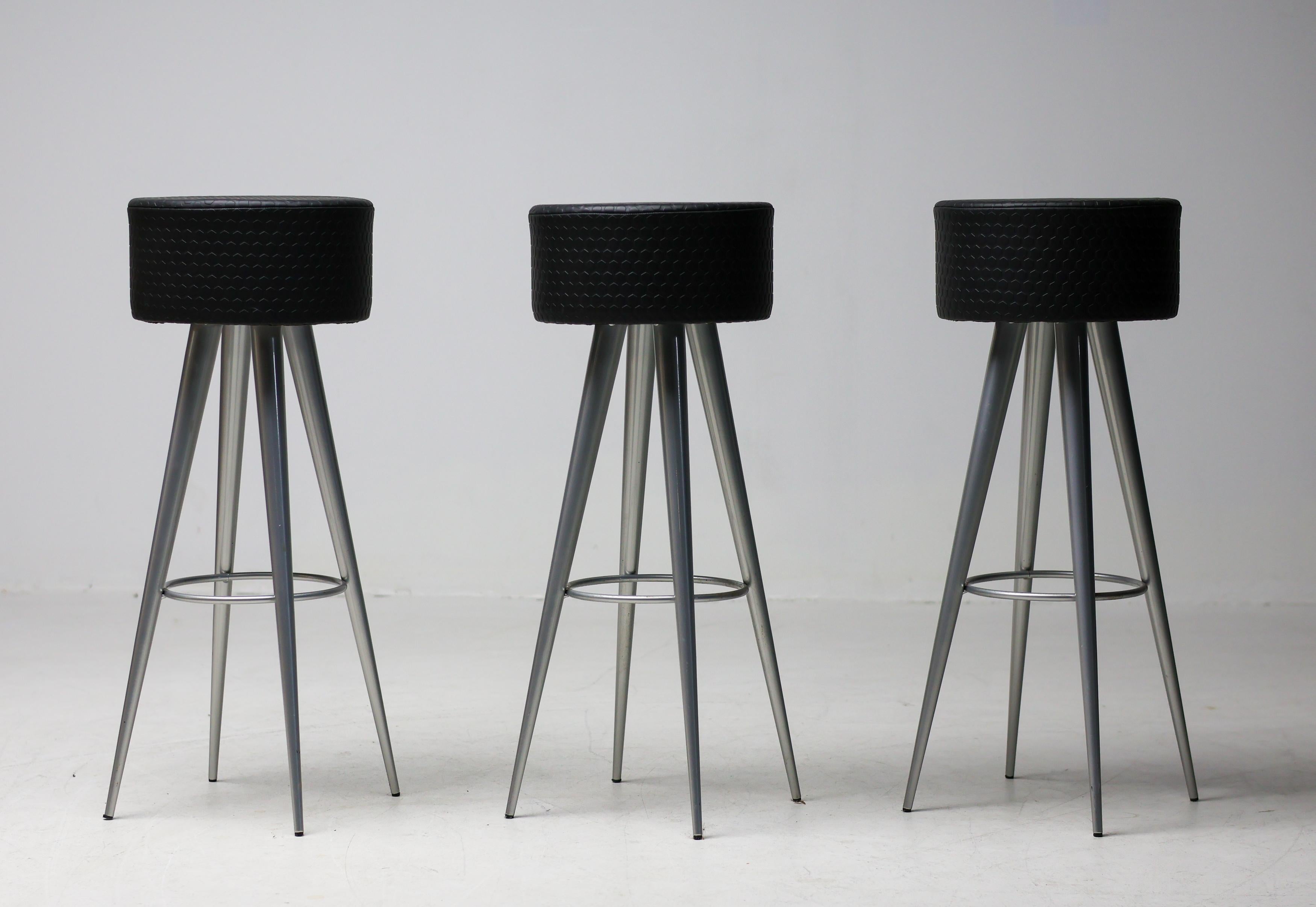 Elegante e minimale, questo set di tre sgabelli da bar di Maurizio Peregalli incarna la raffinata estetica industriale che definisce il design italiano della fine del XX secolo. Disegnati per Zeus Noto, questi sgabelli bilanciano forma scultorea e