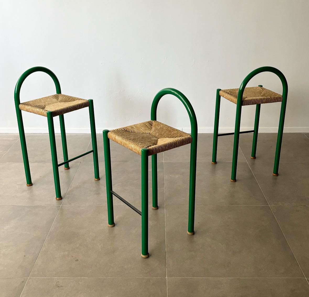 Metallo Set di tre sgabelli da bar in metallo verde e sedute in giunco, Italia anni '70 in vendita