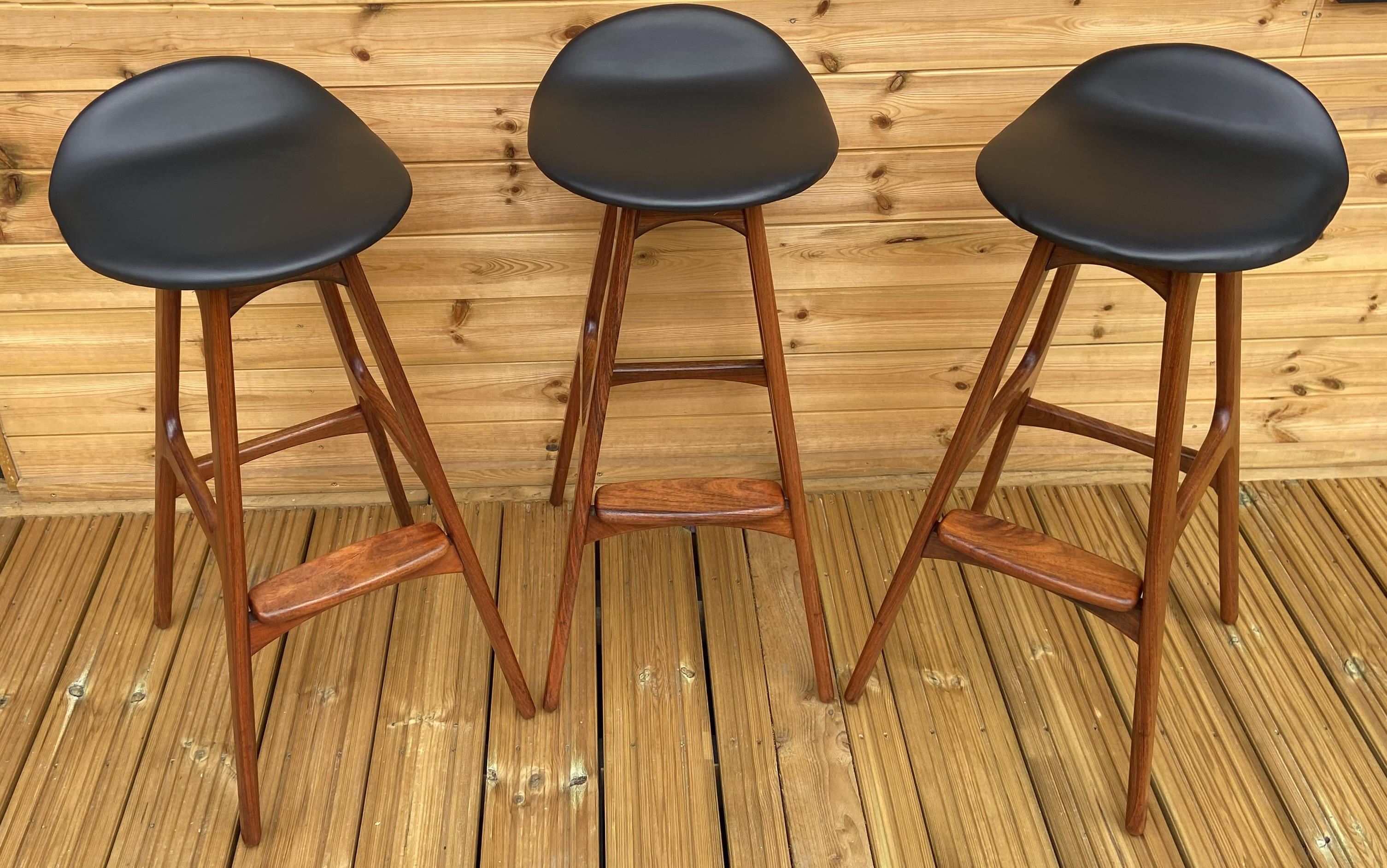 This is a really good original set of this Classic design of barstools by Erik Buch, or Erik Buck depending where you look!
The timber has a lovely patina and the black leather seats are in very good condition.
These are made from solid Santos