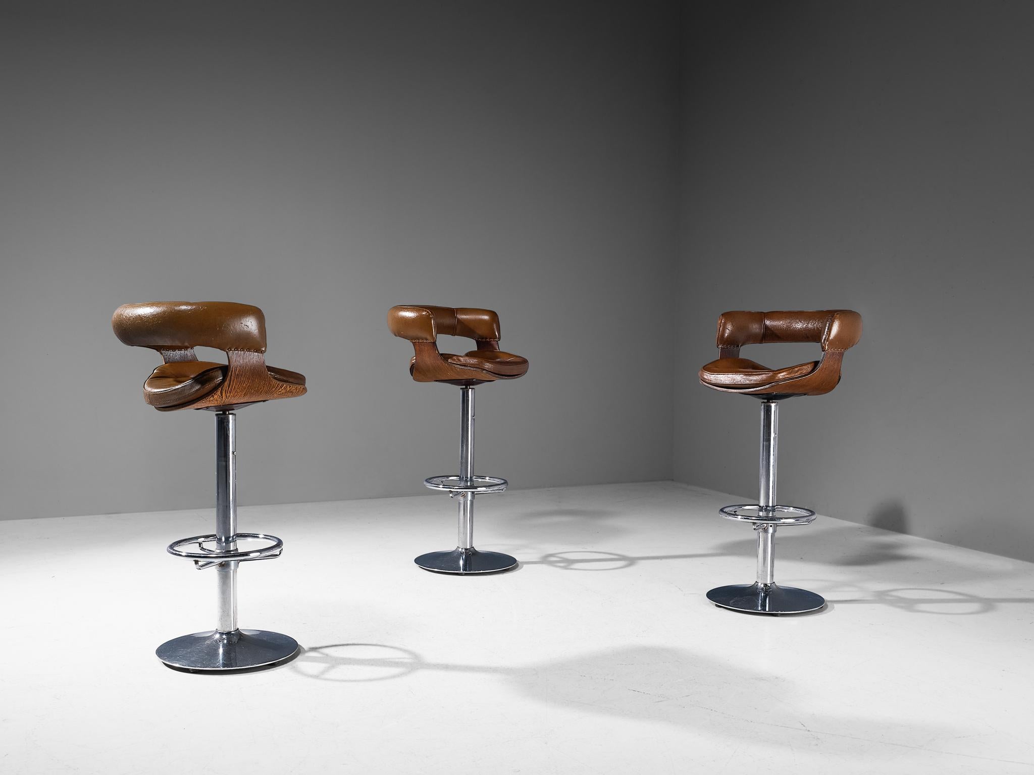 Set of three barstools, chrome-plated metal, wengé, leather, Europe, 1970s

Highly comfortable high barstools in leather upholstery. The backrest provides support for the back, and therefore a pleasant seating experience is guaranteed. The
