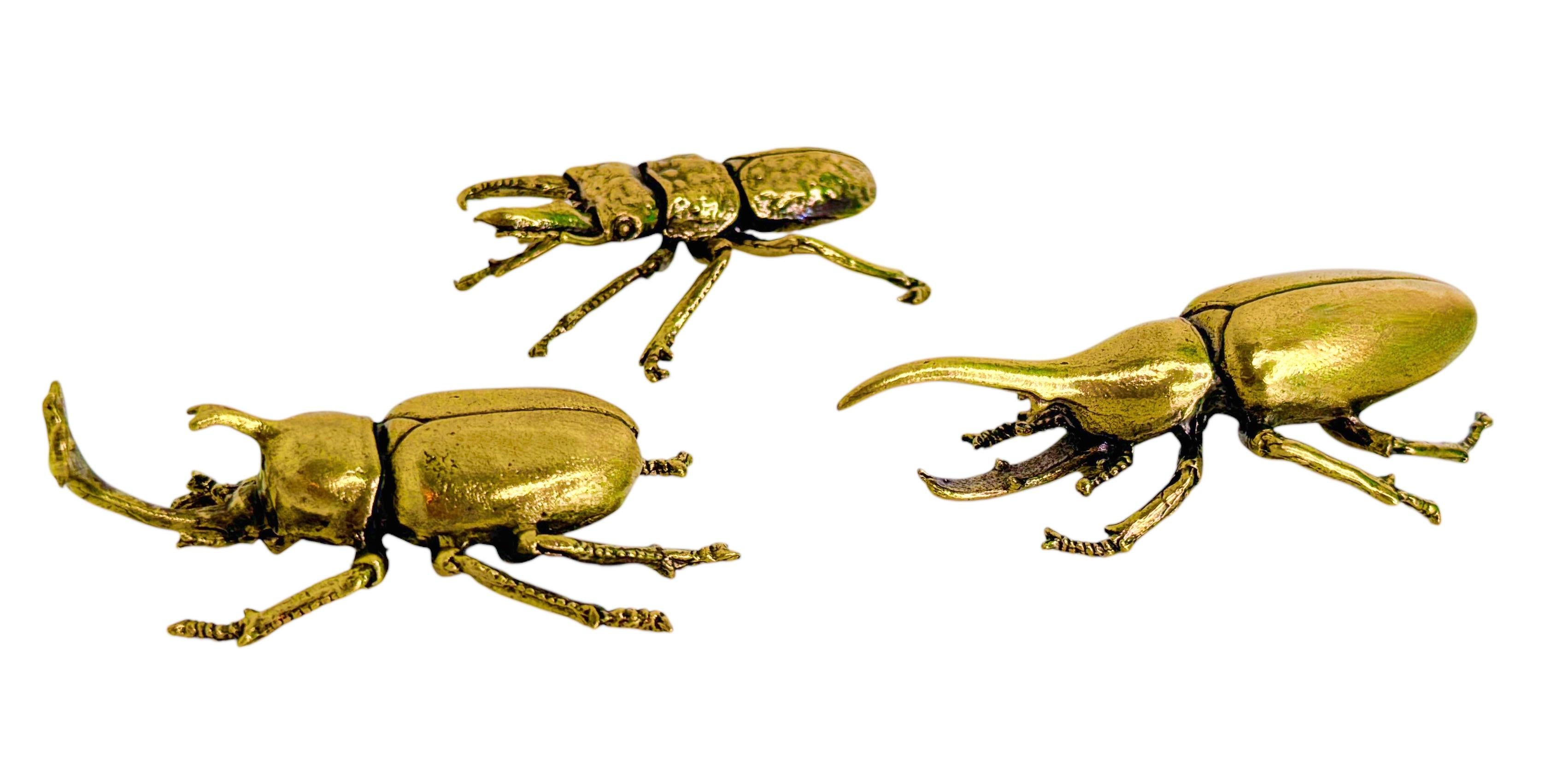 Un set di tre sculture decorative in miniatura. Alcuni segni di usura con una bella patina, ma si tratta di vecchiaia. È in metallo, credo sia ottone. È stato trovato in una vendita immobiliare a Norimberga, in Germania, ed è stato realizzato