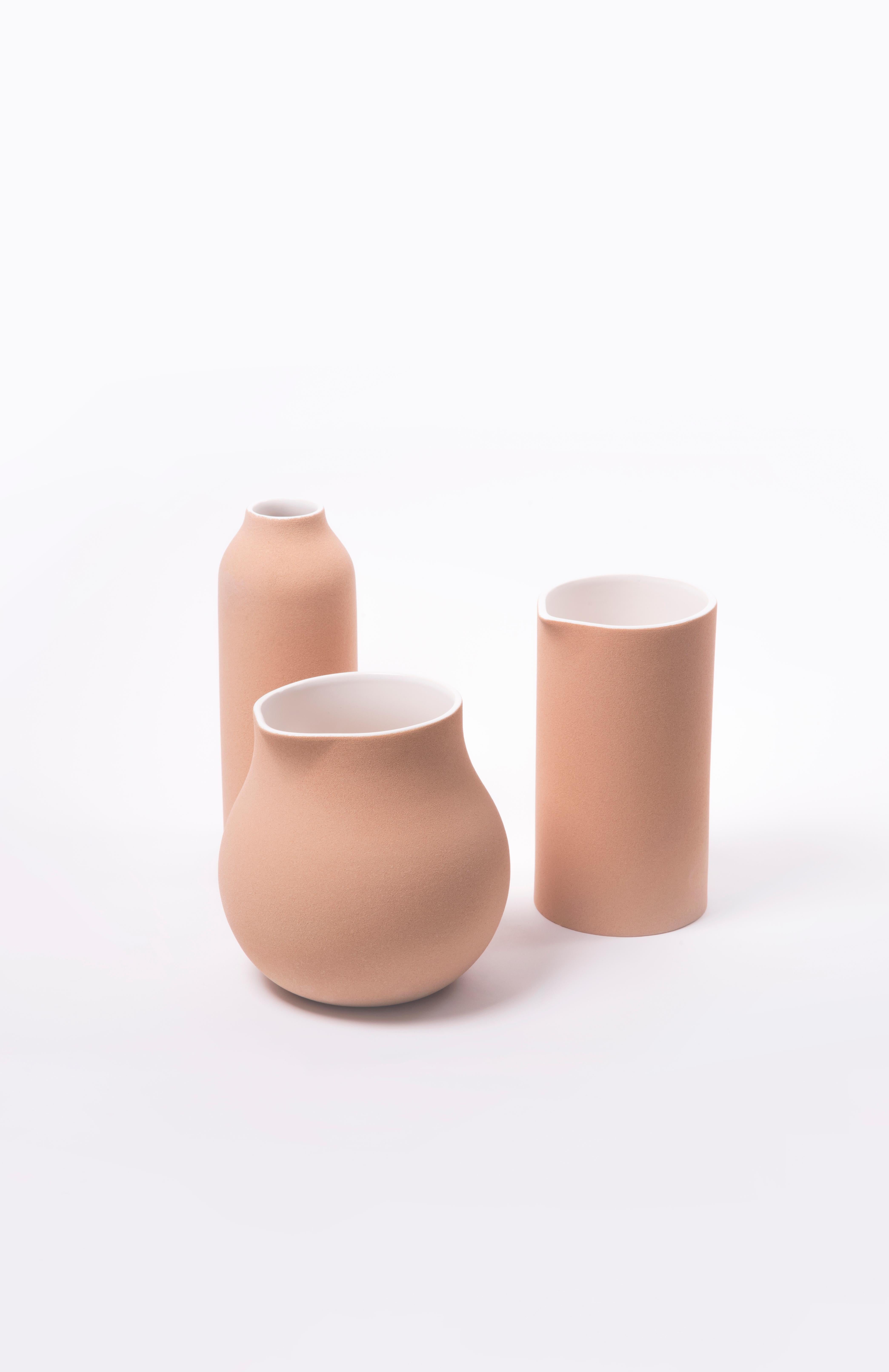 Engobe Series examines the latent dialogues between materiality and place as source of identity. The technical properties of the texture of these beautiful pieces are achieved after a careful selection of mixed material-led manufactures, while their