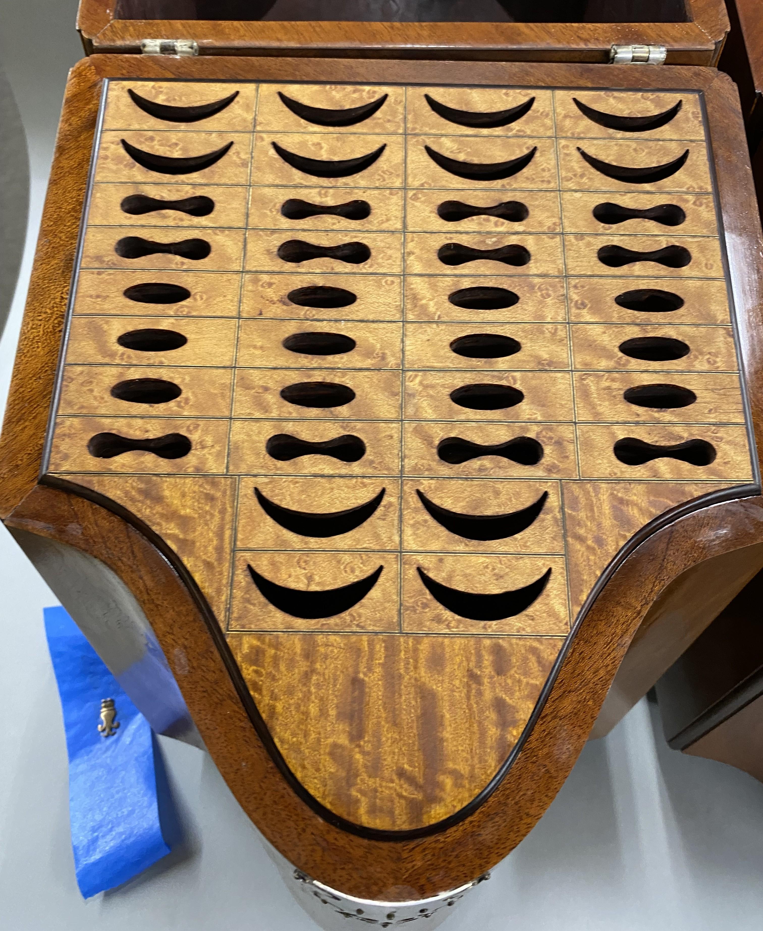 Juego de tres Cuchilleros de Caoba de Estilo Georgiano Fabricados en Banco en venta 4