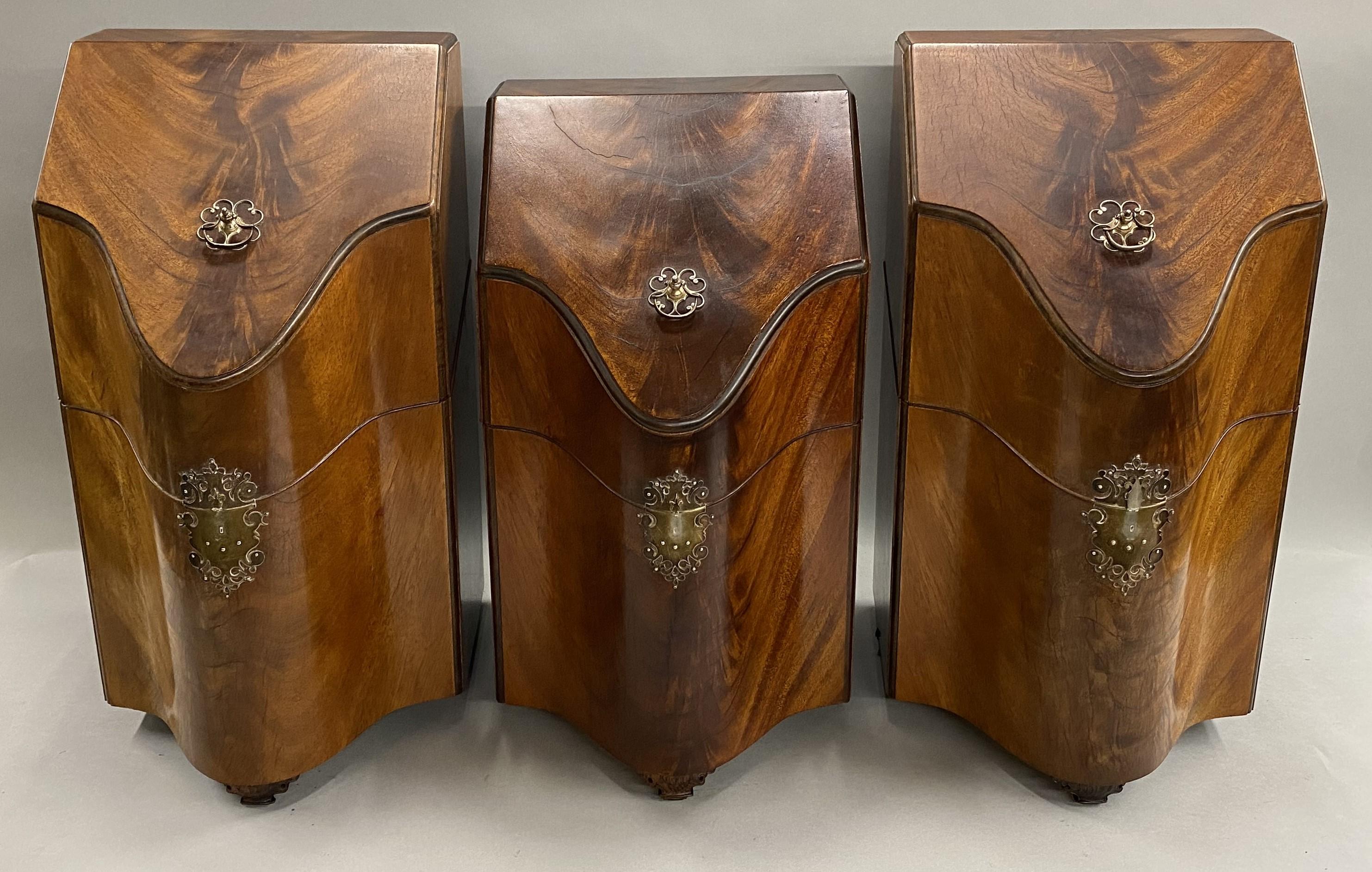 Fino juego de tres cajas de cuchillos de caoba de estilo georgiano, reproducción hecha en banco, con inserciones de arce figurado, herrajes decorativos y hermosas chapas de caoba figurada y pies tallados, copia de las cajas de cuchillos de hacia