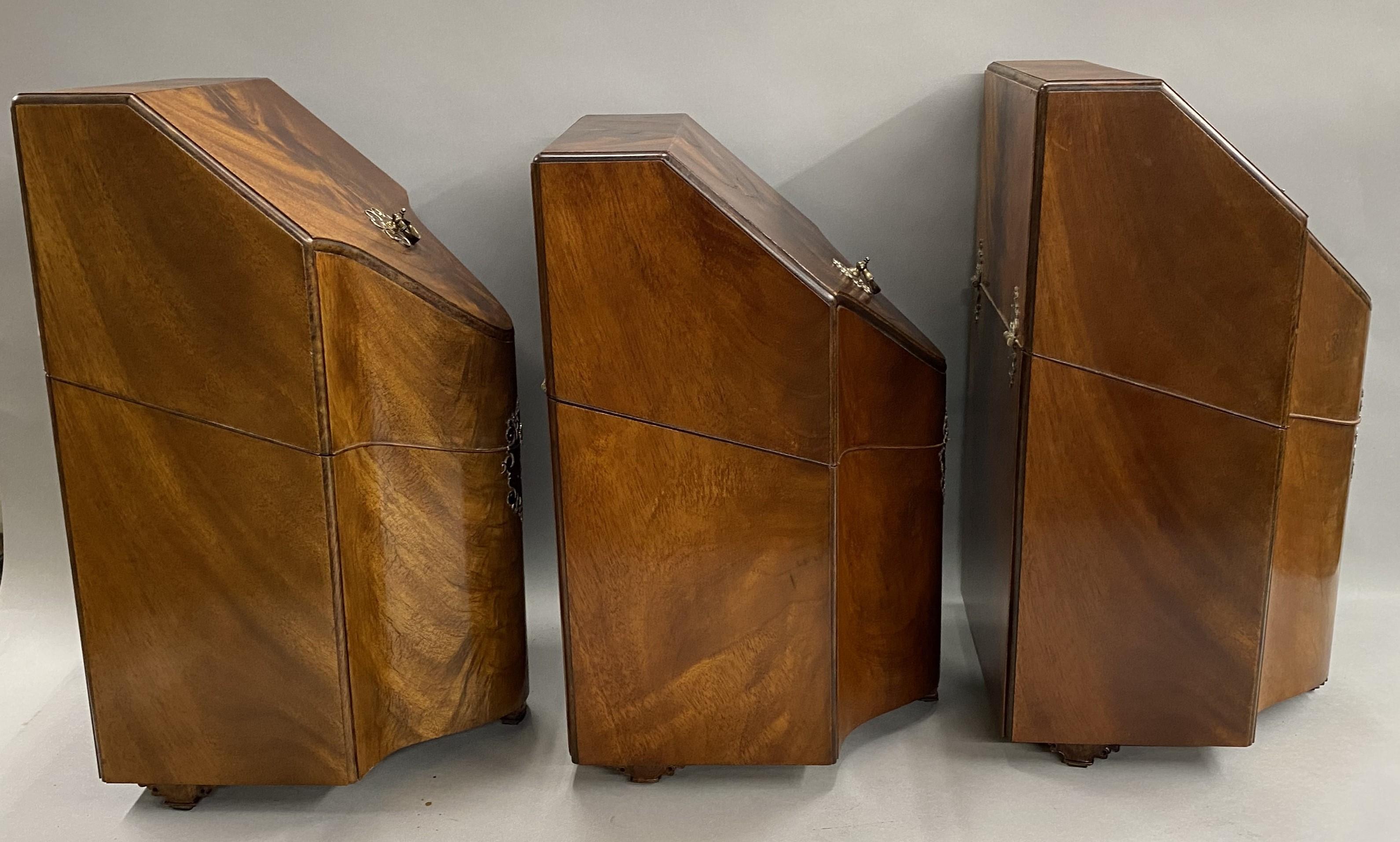 Juego de tres Cuchilleros de Caoba de Estilo Georgiano Fabricados en Banco Estadounidense en venta