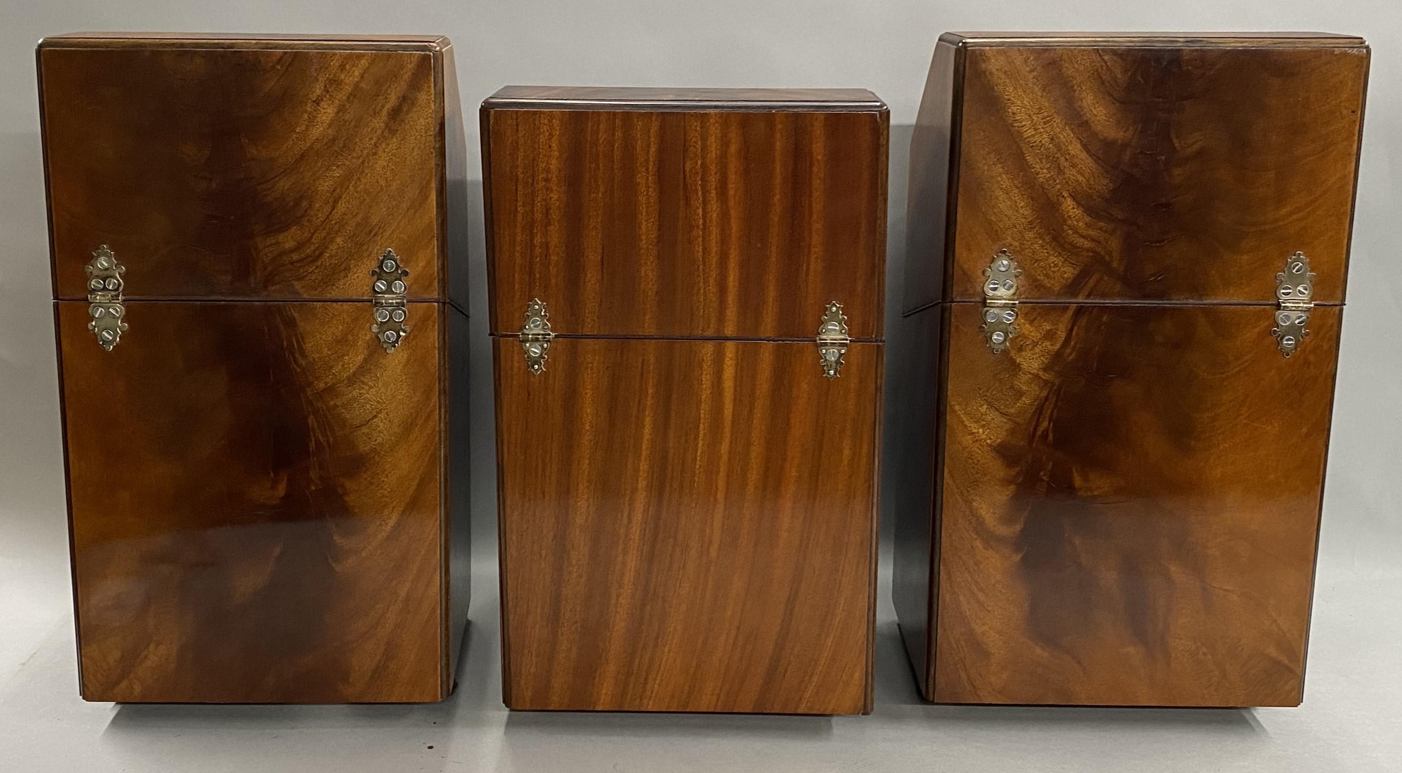 Juego de tres Cuchilleros de Caoba de Estilo Georgiano Fabricados en Banco Tallado a mano en venta