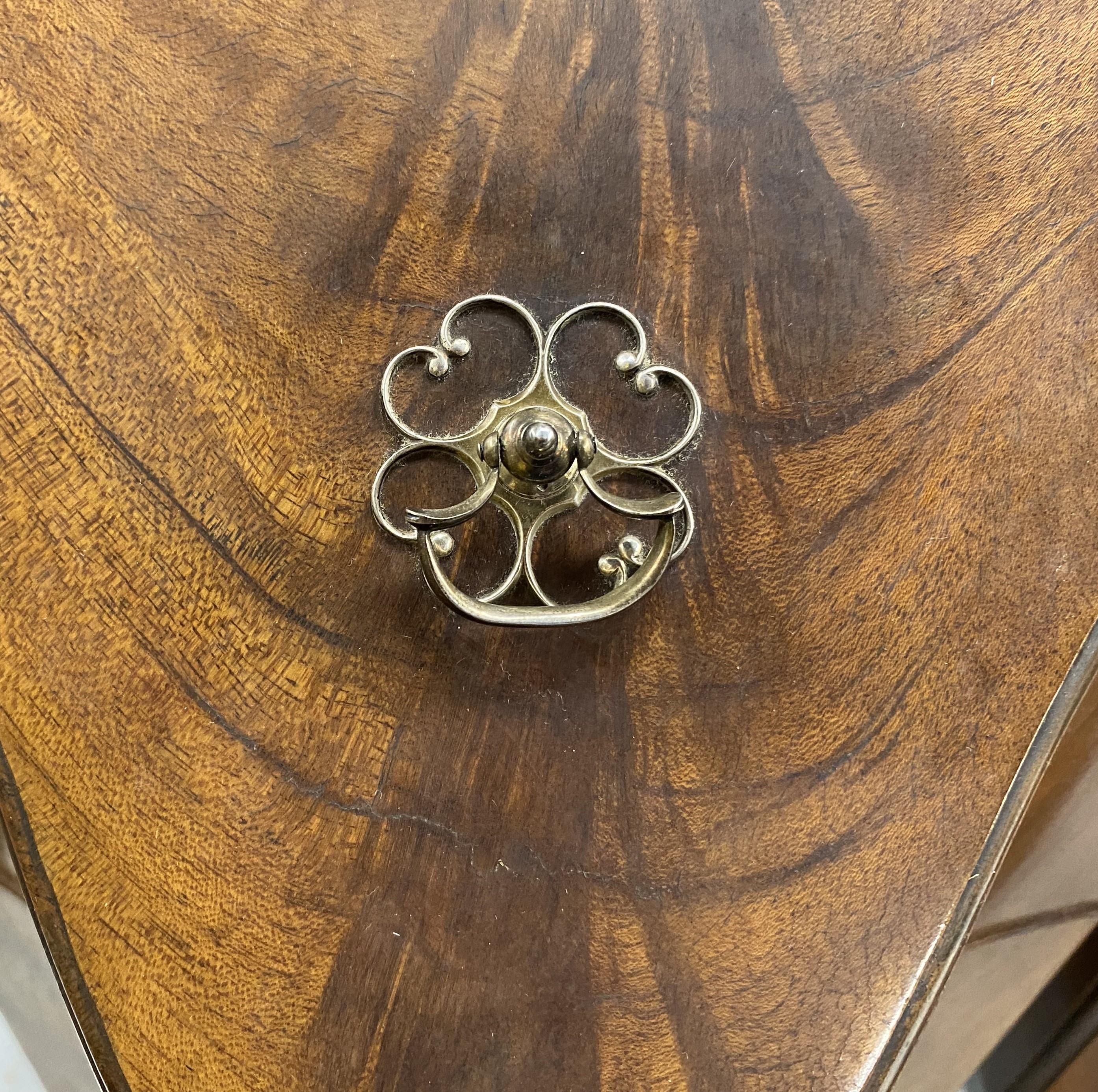 Juego de tres Cuchilleros de Caoba de Estilo Georgiano Fabricados en Banco siglo XX en venta