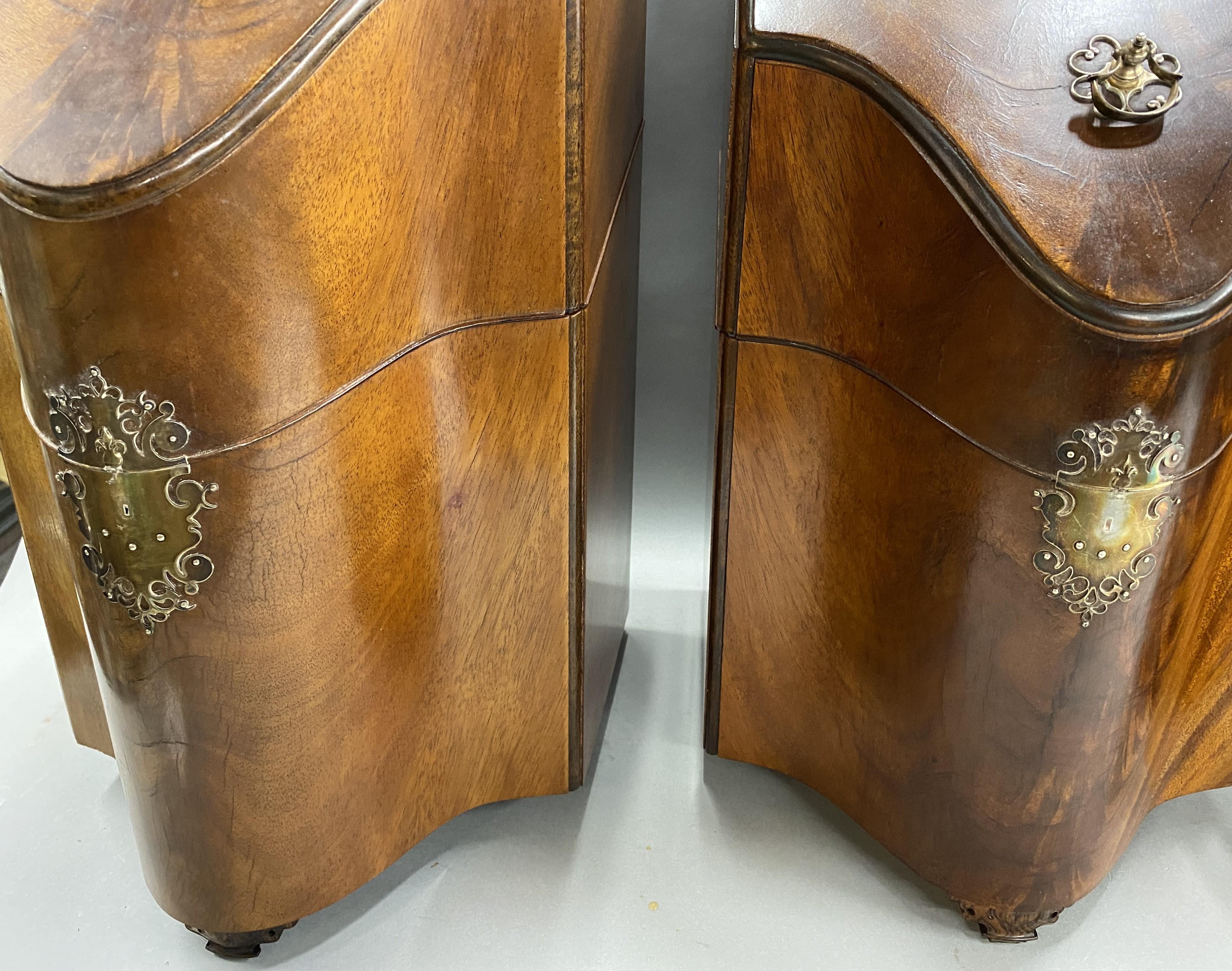Juego de tres Cuchilleros de Caoba de Estilo Georgiano Fabricados en Banco en venta 1