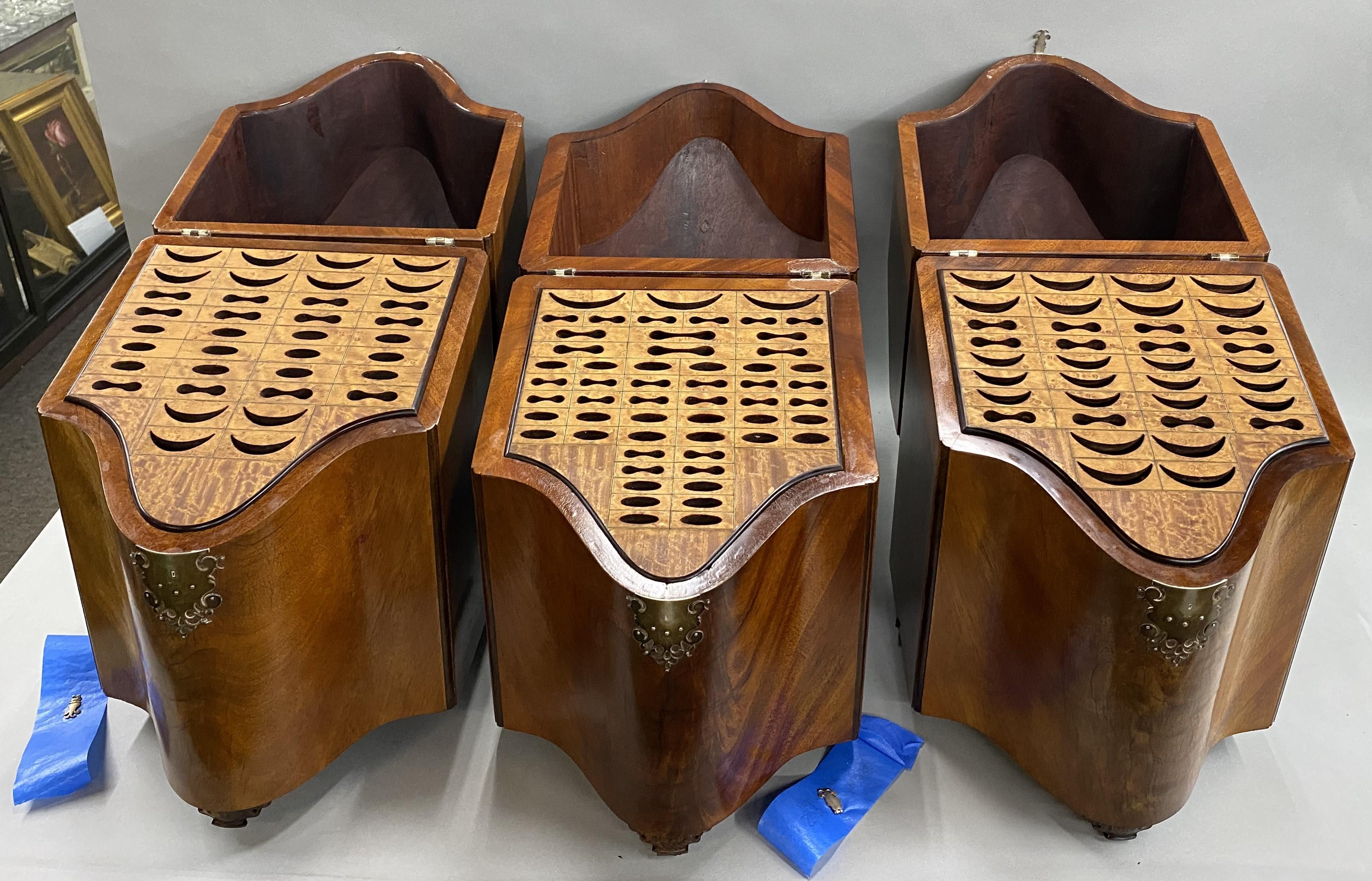 Juego de tres Cuchilleros de Caoba de Estilo Georgiano Fabricados en Banco en venta 3