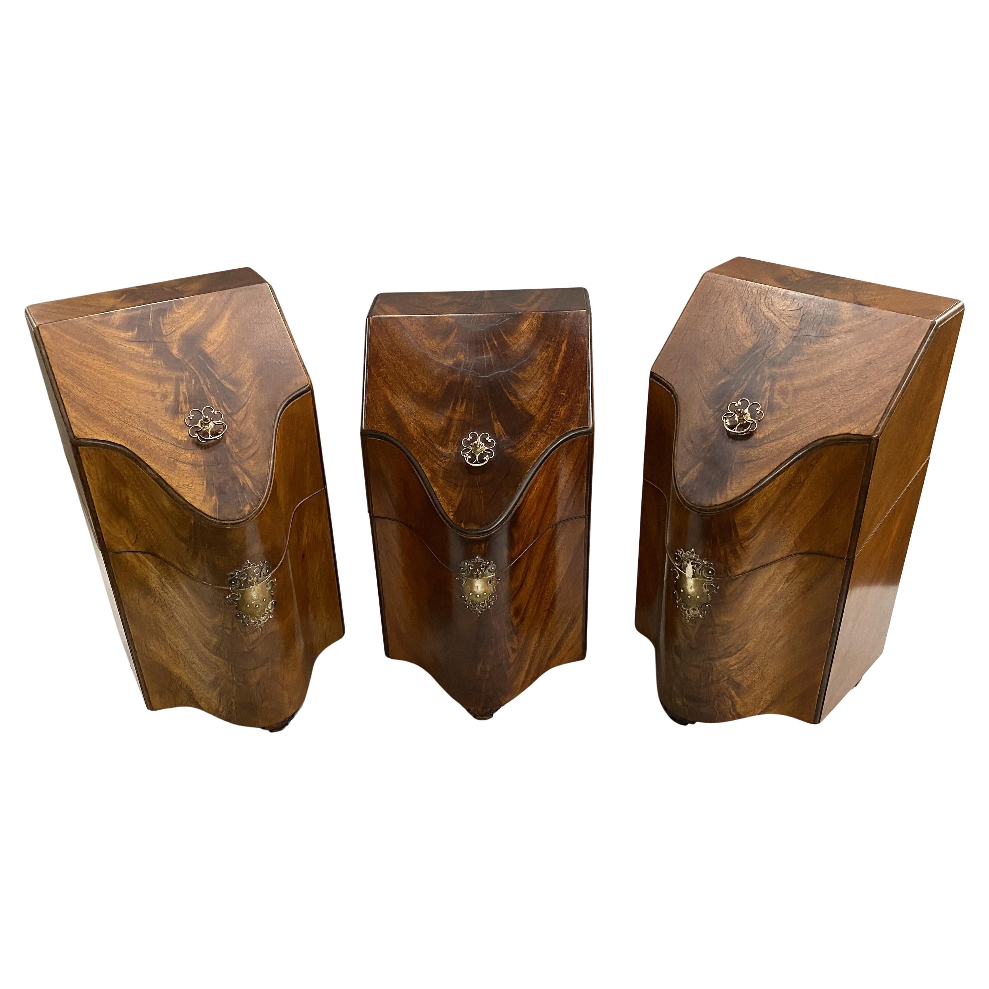 Juego de tres Cuchilleros de Caoba de Estilo Georgiano Fabricados en Banco en venta