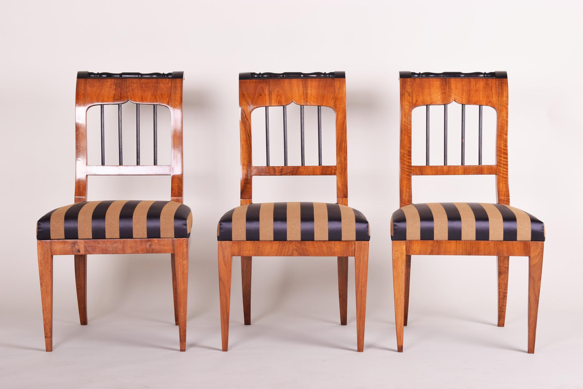 Set di sedie Biedermeier, tre pezzi.
Completamente restaurata, tessuto e tappezzeria nuovi inclusi.
Fonte: Austria, Vienna
Lucidatura a gommalacca.