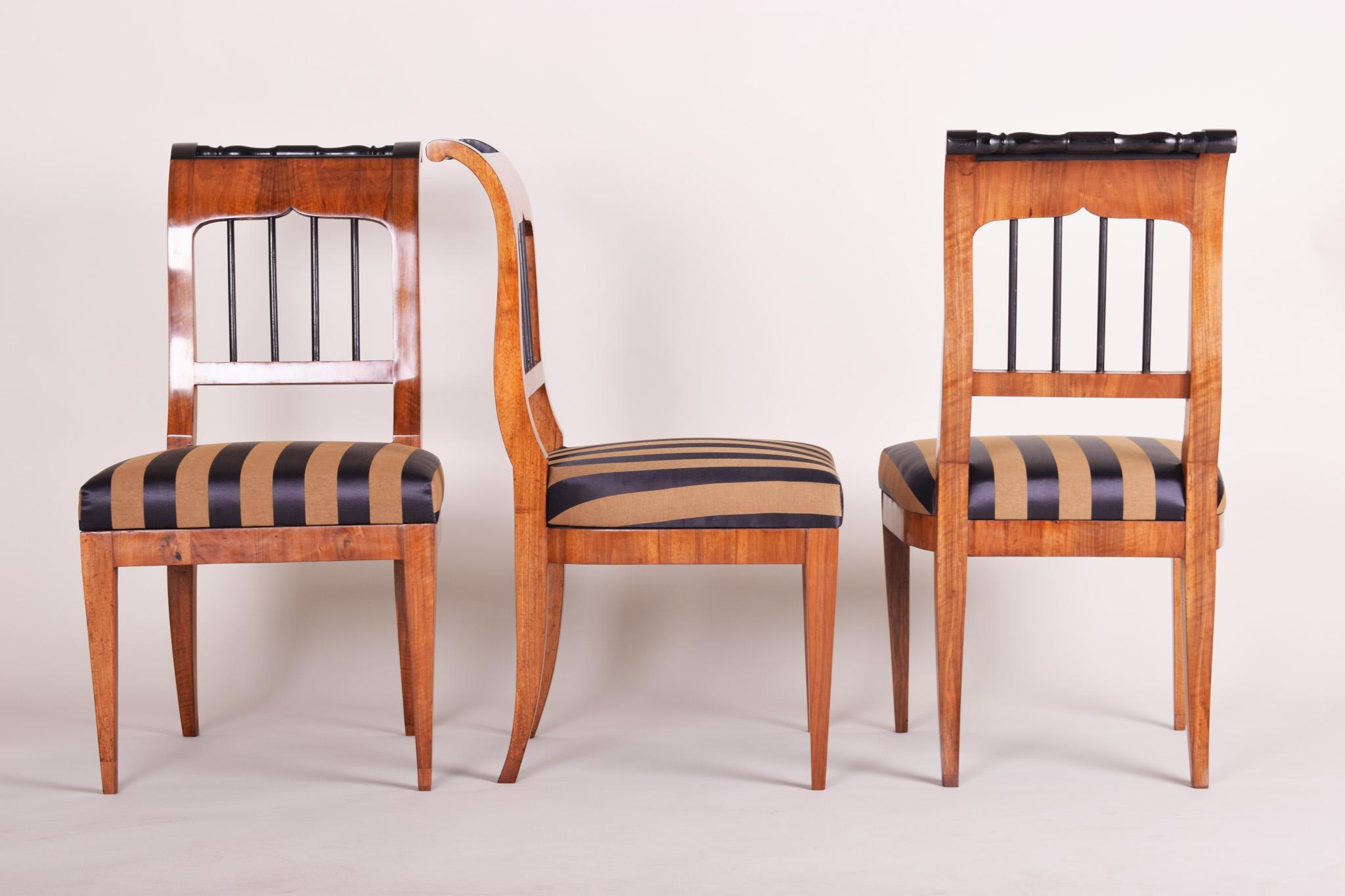 Set of Three Biedermeier Dining Chairs, Made in Austria, 1820s, Walnut In Excellent Condition For Sale In Horomerice, CZ