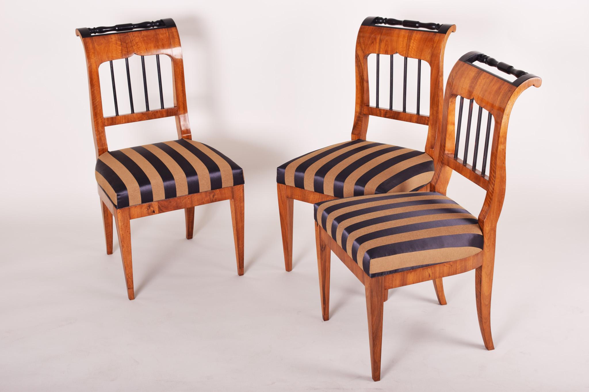 Fabric Set of Three Biedermeier Dining Chairs, Made in Austria, 1820s, Walnut For Sale