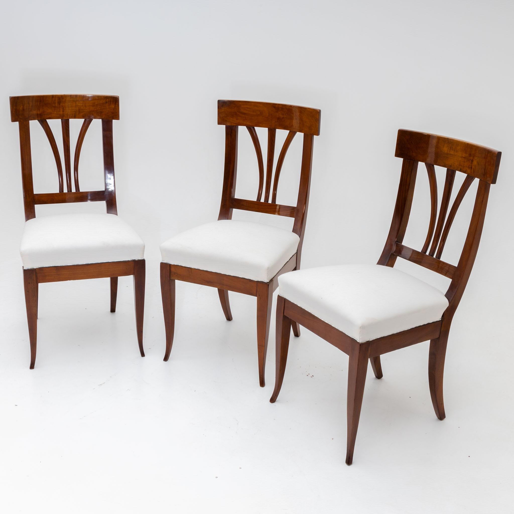 Satz von drei Biedermeier-Esszimmerstühlen, Deutschland um 1820 im Zustand „Gut“ im Angebot in Greding, DE