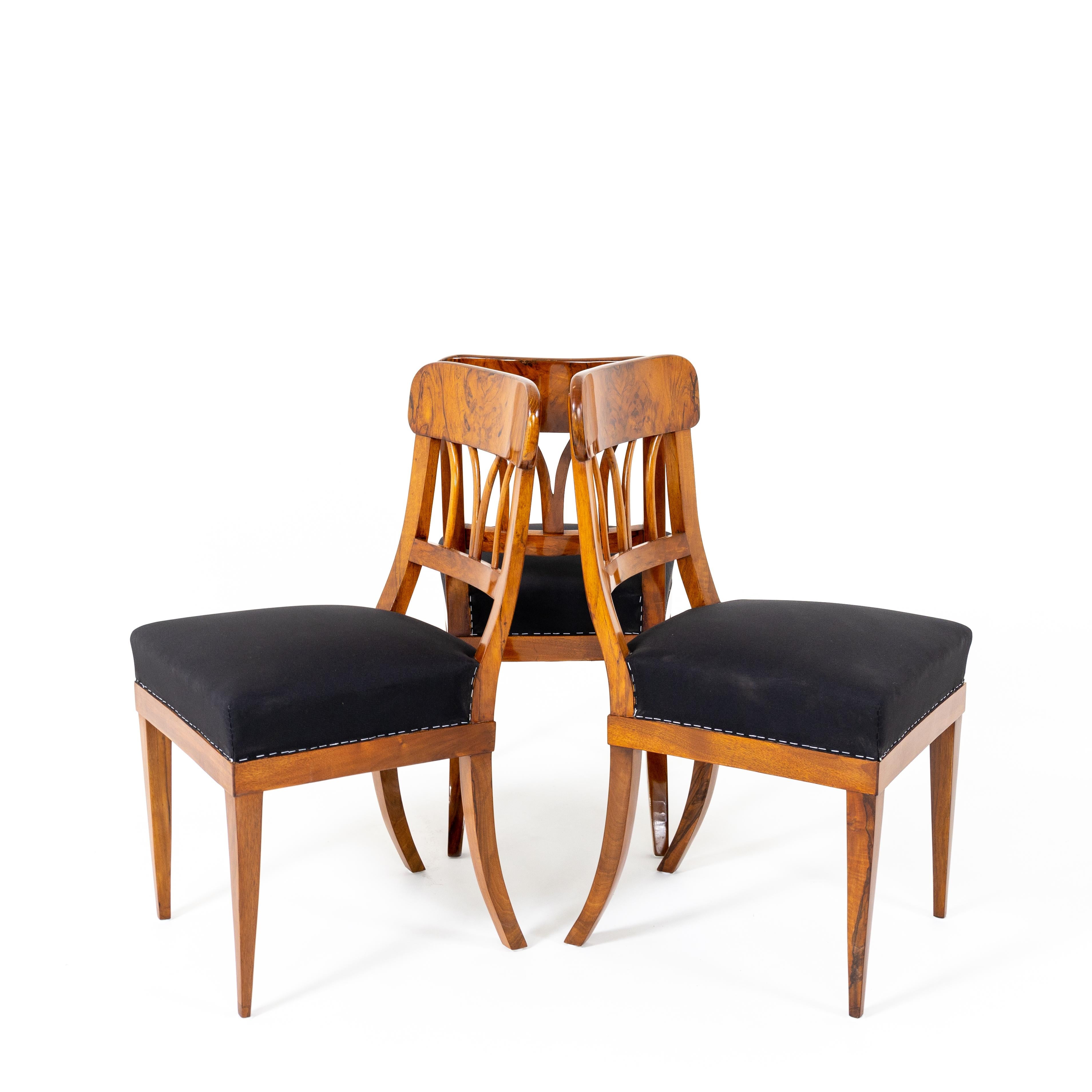Three Biedermeier Walnut Chairs, Around 1830 In Good Condition In Greding, DE