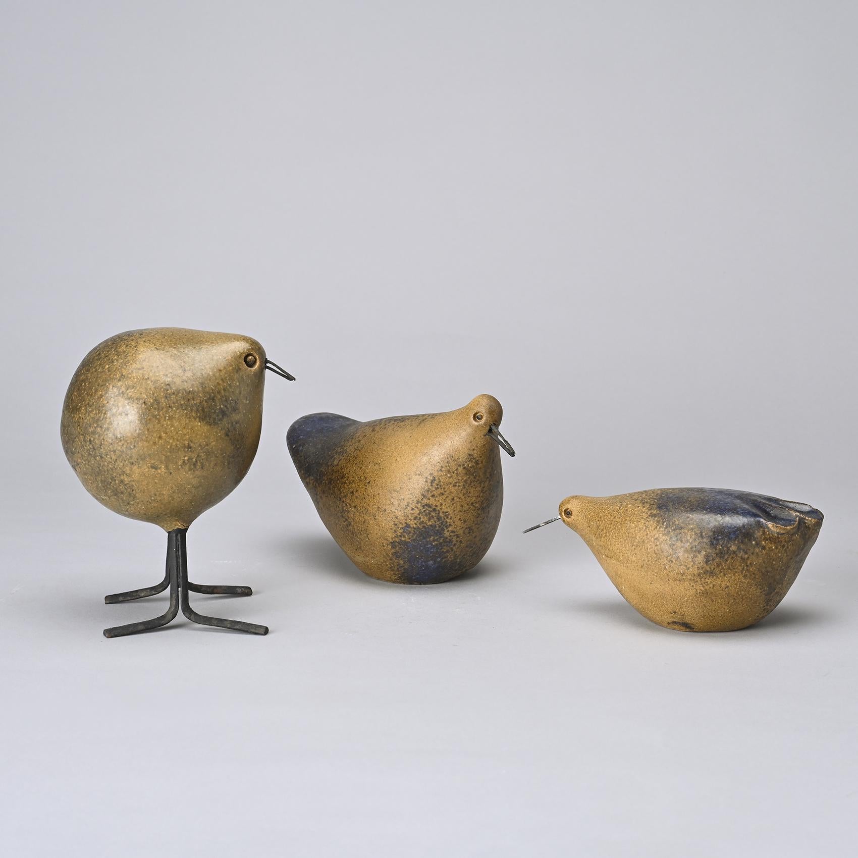 Set di tre sculture di uccelli, create dal ceramista svizzero Gérald Olivier intorno al 1970.

Ogni uccello ha una forma semplice e slanciata in ceramica con una finitura smaltata nei toni del marrone e del blu. Uno poggia su gambe di metallo,