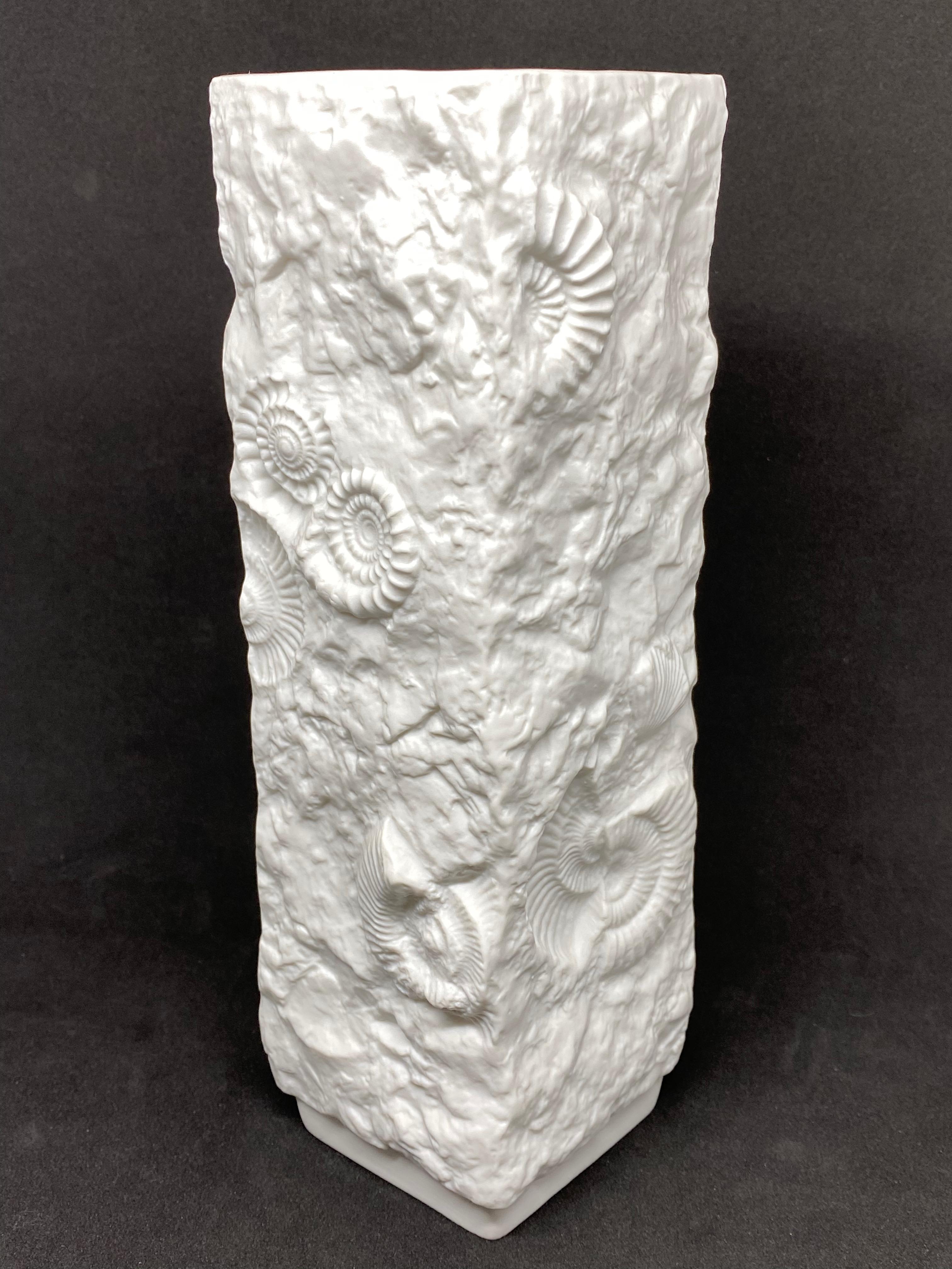 Set di tre vasi in bisquit fossile di Ammonite di Kaiser Porcelain, Germania, anni '70 in vendita 4
