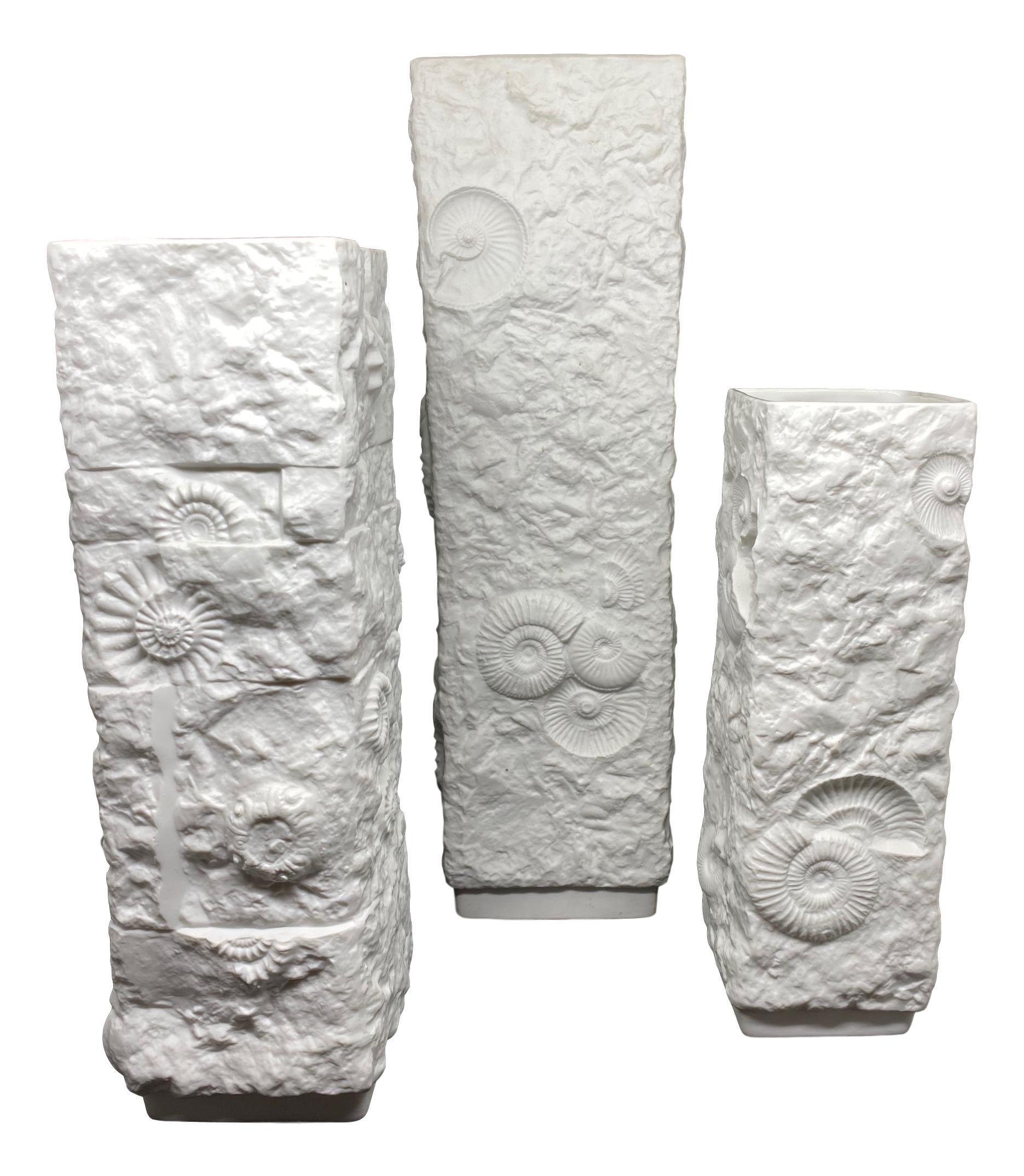 Set von drei Fossil- Ammonit-Vasen aus Biskuit von Kaiser Porcelain, Deutschland, 1970er Jahre (Moderne der Mitte des Jahrhunderts) im Angebot