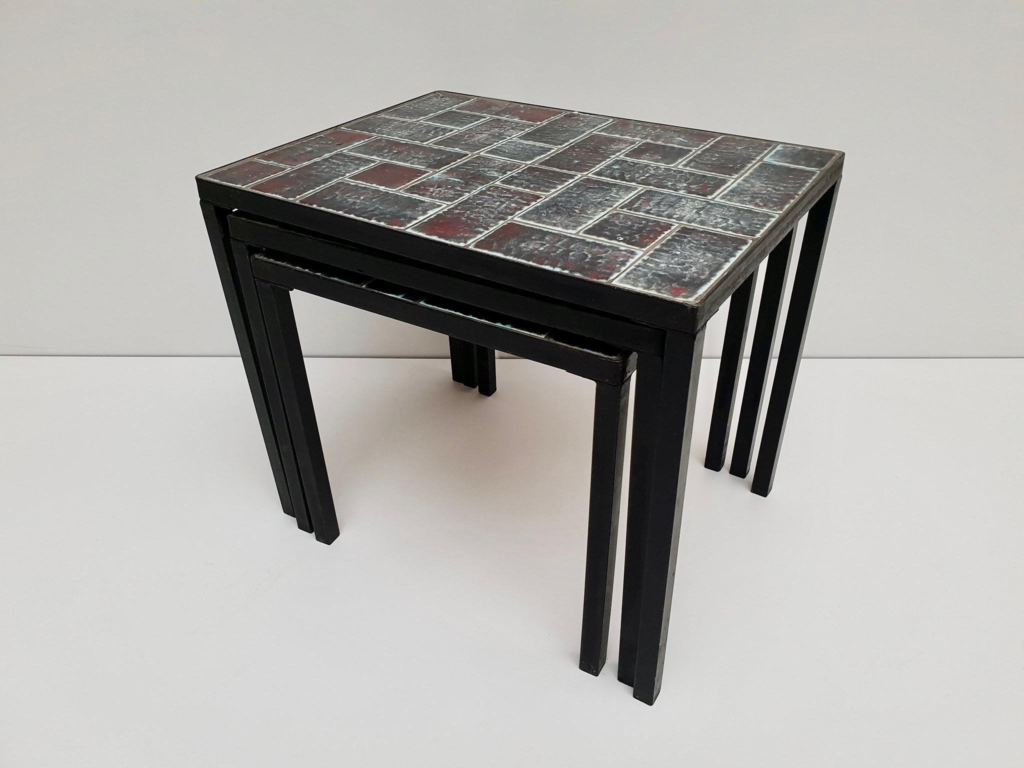 Three Mid-Century Black Wrought Iron Ceramic Tile Stacking Tables circa 1960 In Good Condition For Sale In Antwerp, BE