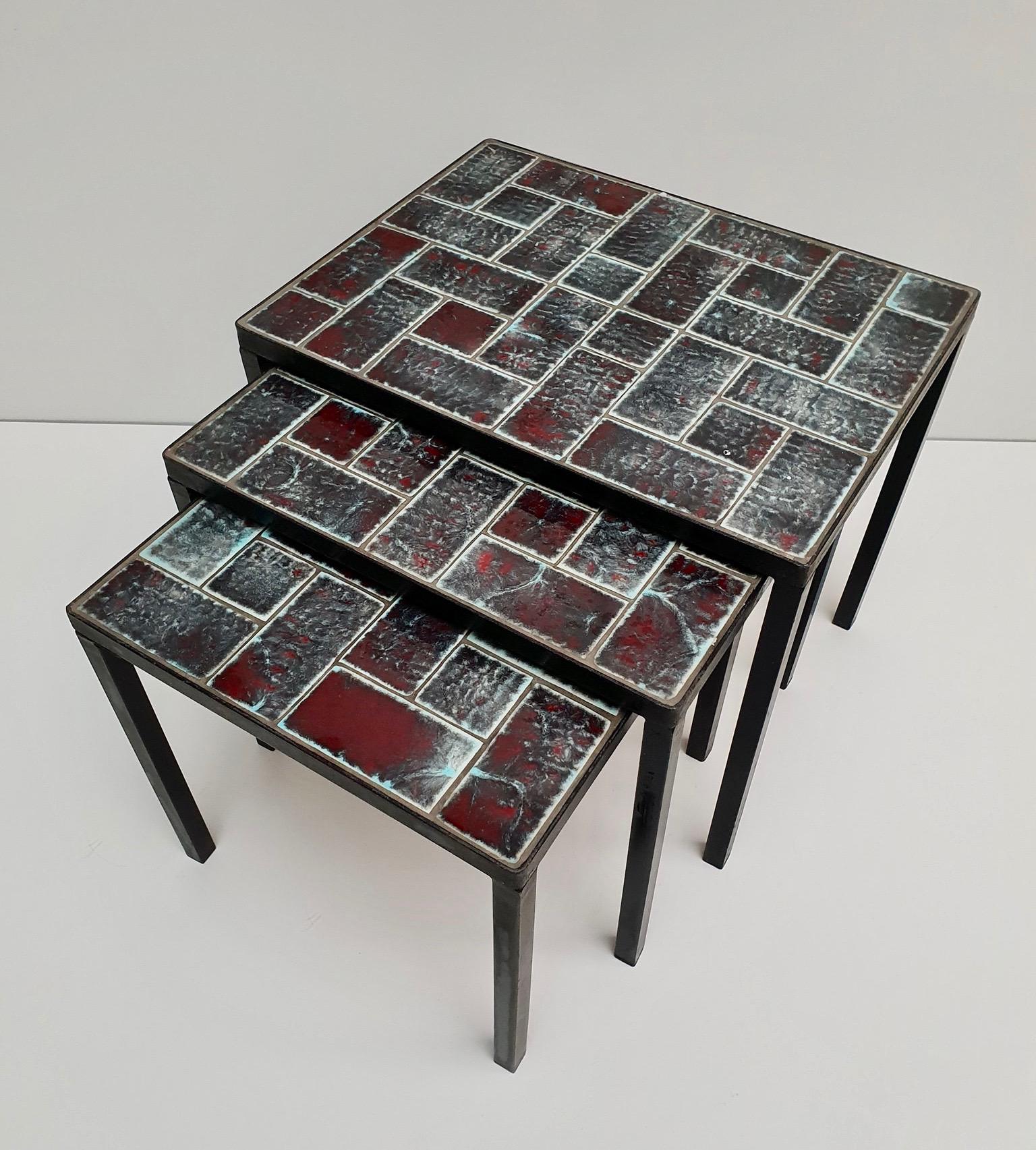 Three Mid-Century Black Wrought Iron Ceramic Tile Stacking Tables circa 1960 In Good Condition For Sale In Antwerp, BE