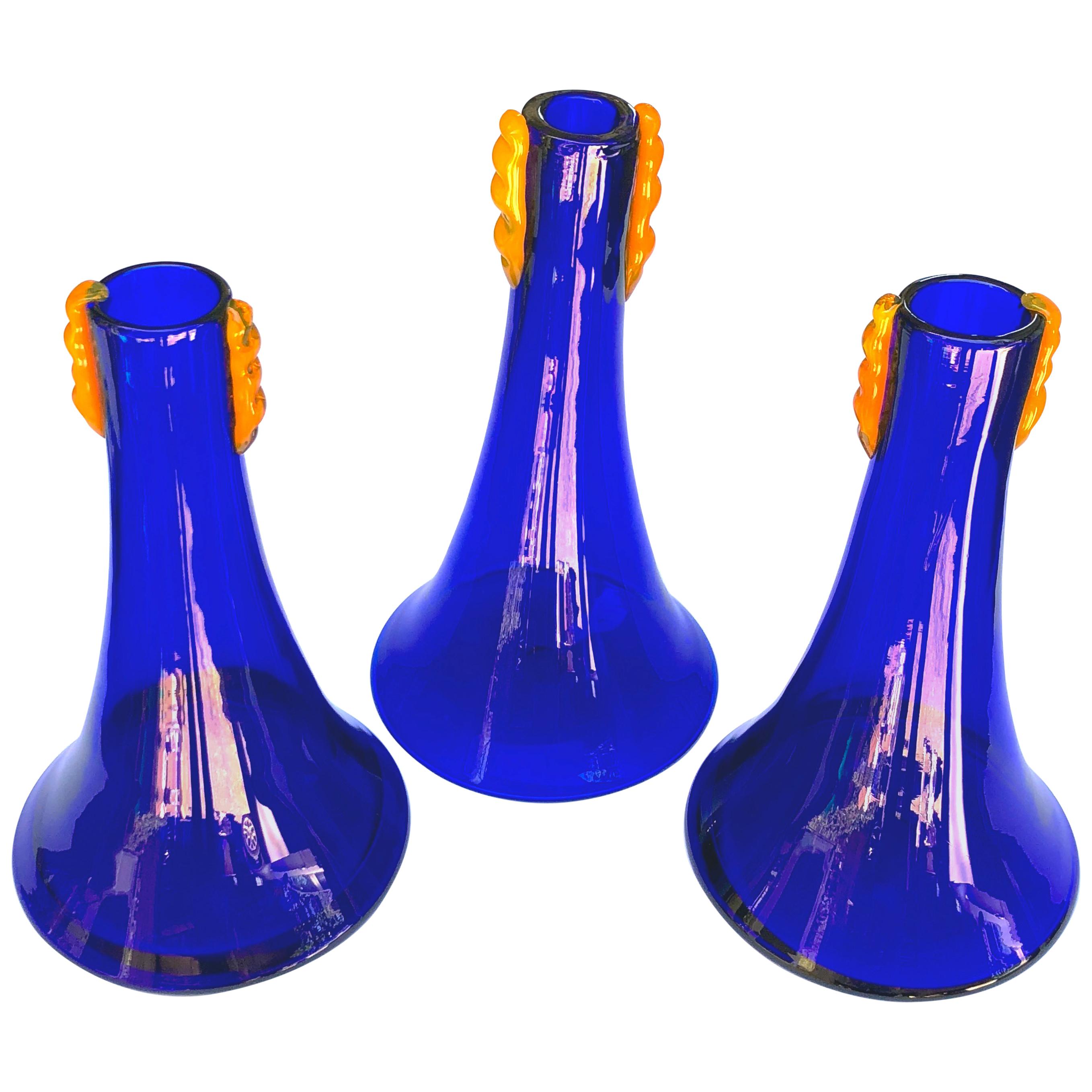 Ensemble de trois vases évasés en verre cobalt Blenko avec décoration orange appliquée en vente