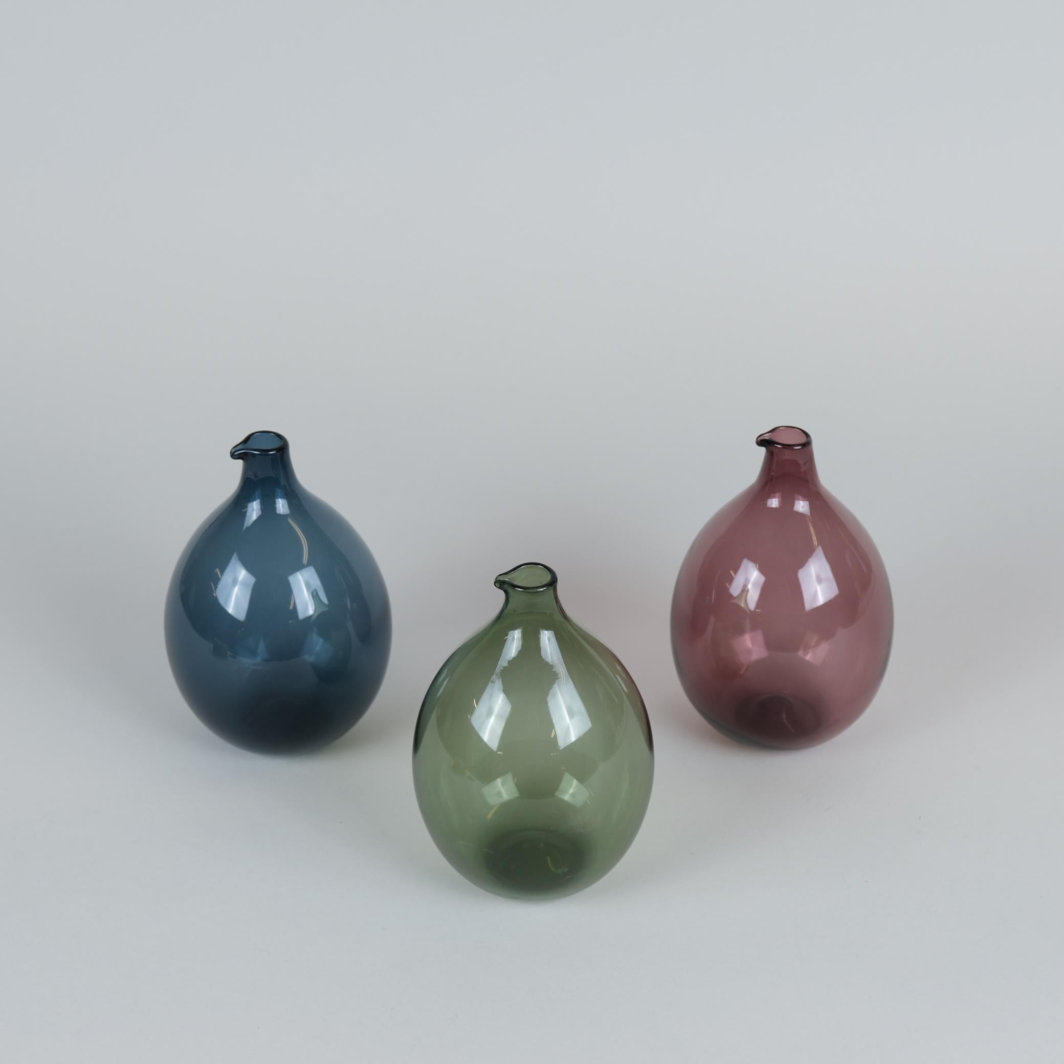 Scandinavian Modern Set of Three Blue, Green and Violet Bird bottles, Timo Sarpaneva, Iittala, 1950s For Sale