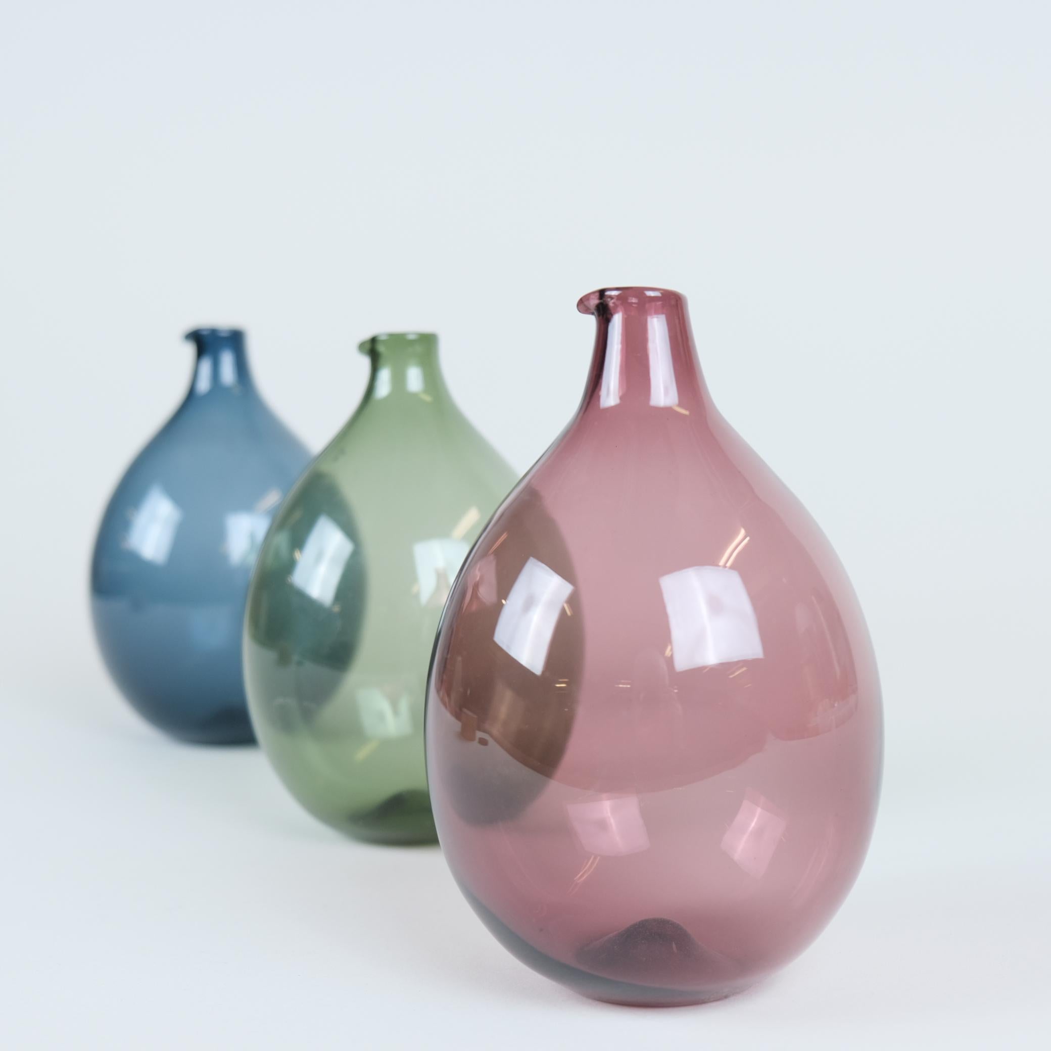 Set of Three Blue, Green and Violet Bird bottles, Timo Sarpaneva, Iittala, 1950s In Good Condition For Sale In Helsinki, FI