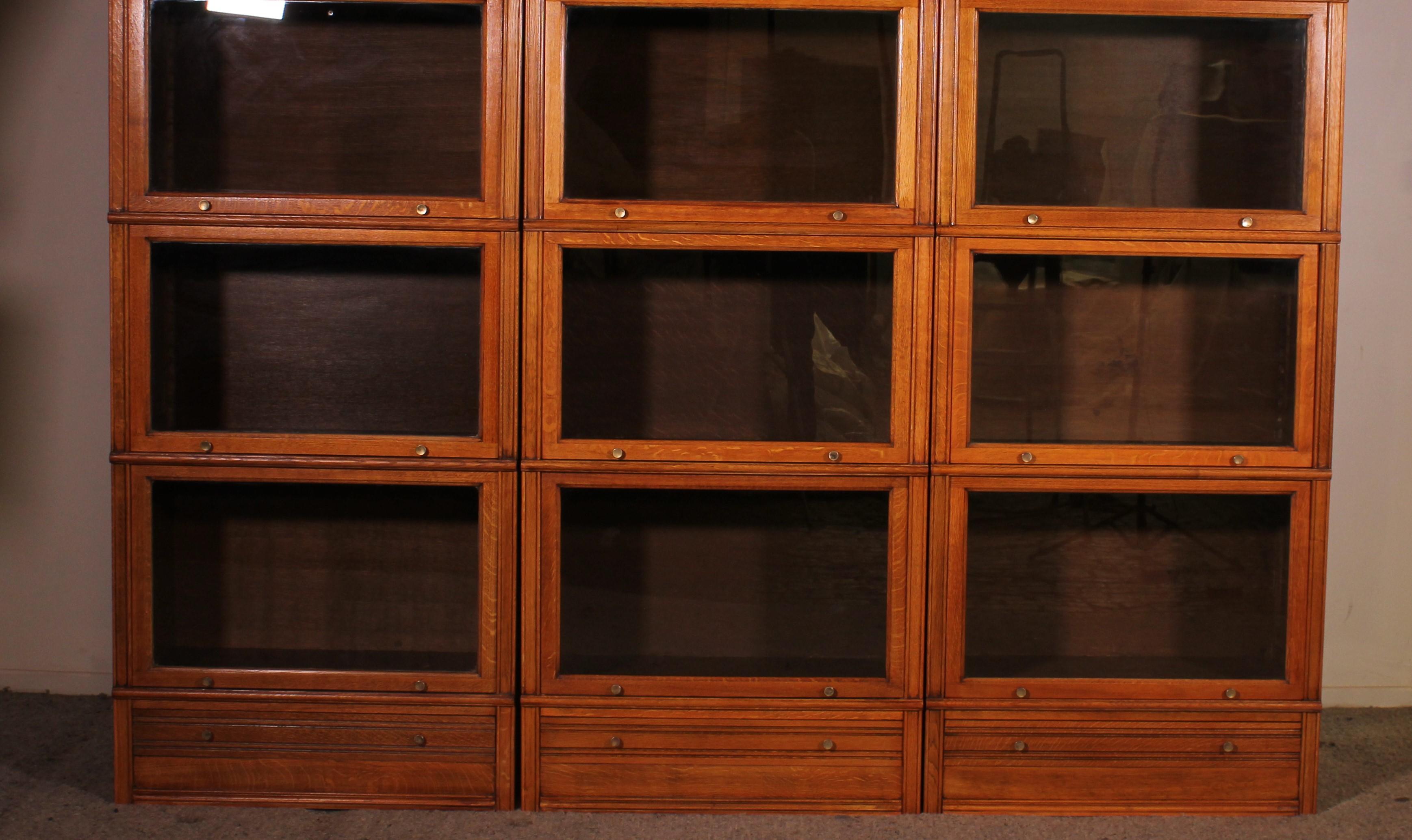 Elegant set of 3 large MD bookcases in light oak from the 60s.

Very beautiful set composed of 4 glazed elements and a drawer in the base.

The library has large elements which allows you to put A4 binders, clothes or large books and objects.

The