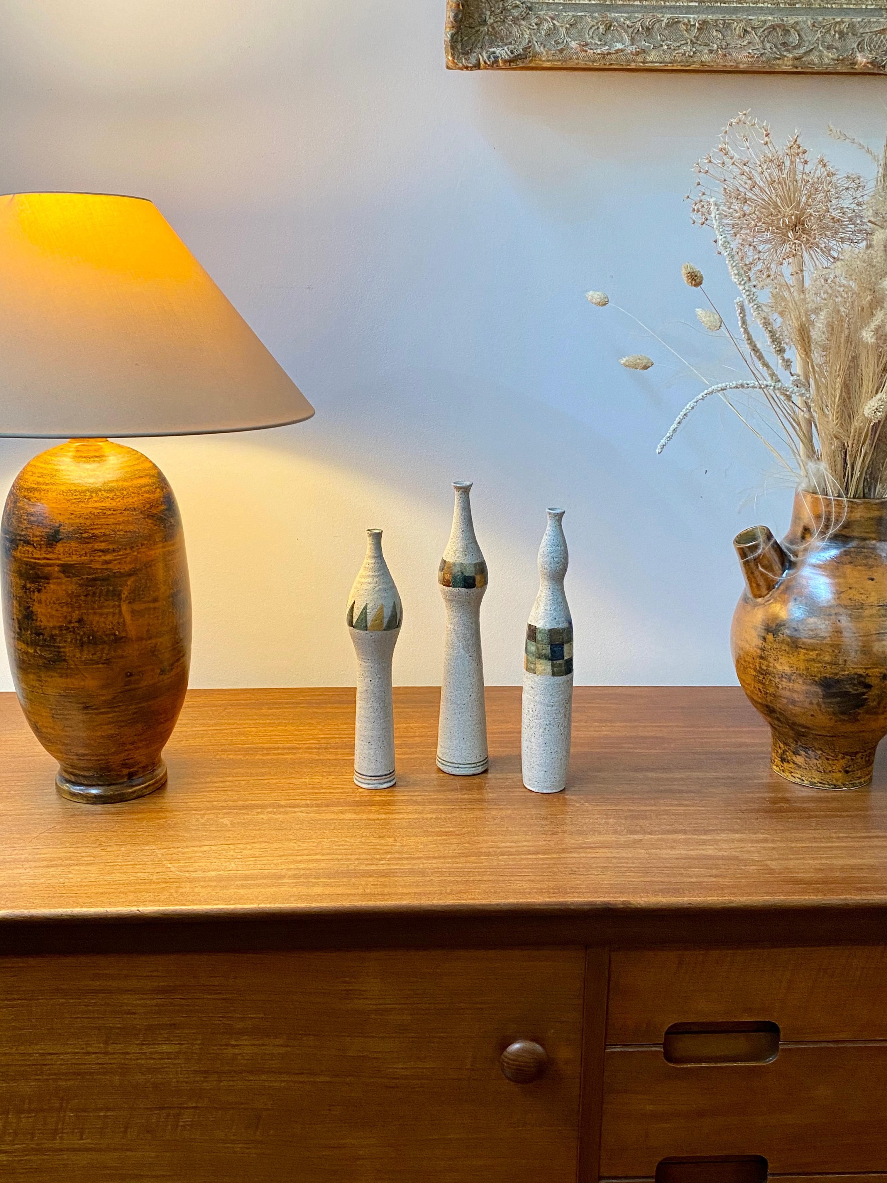 Ensemble de trois vases en forme de bouteille par Bruno Gambone, vers 1990 en vente 8