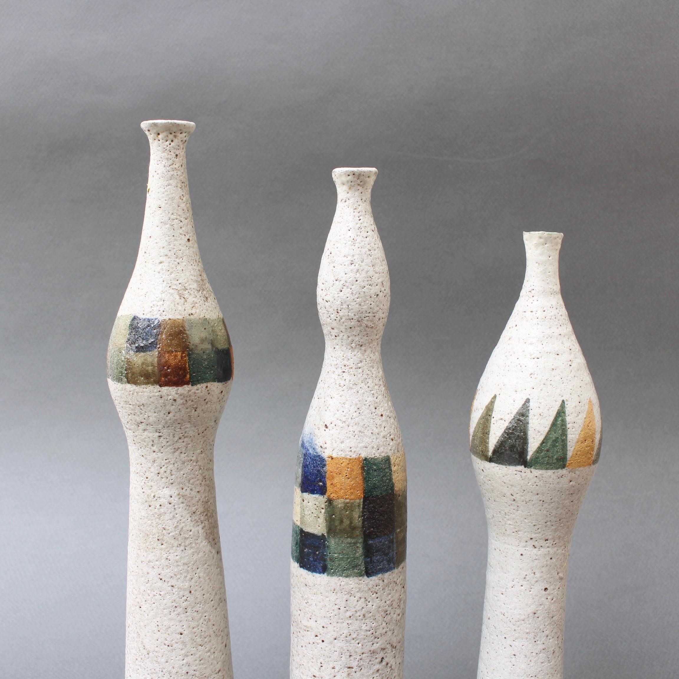italien Ensemble de trois vases en forme de bouteille par Bruno Gambone, vers 1990 en vente