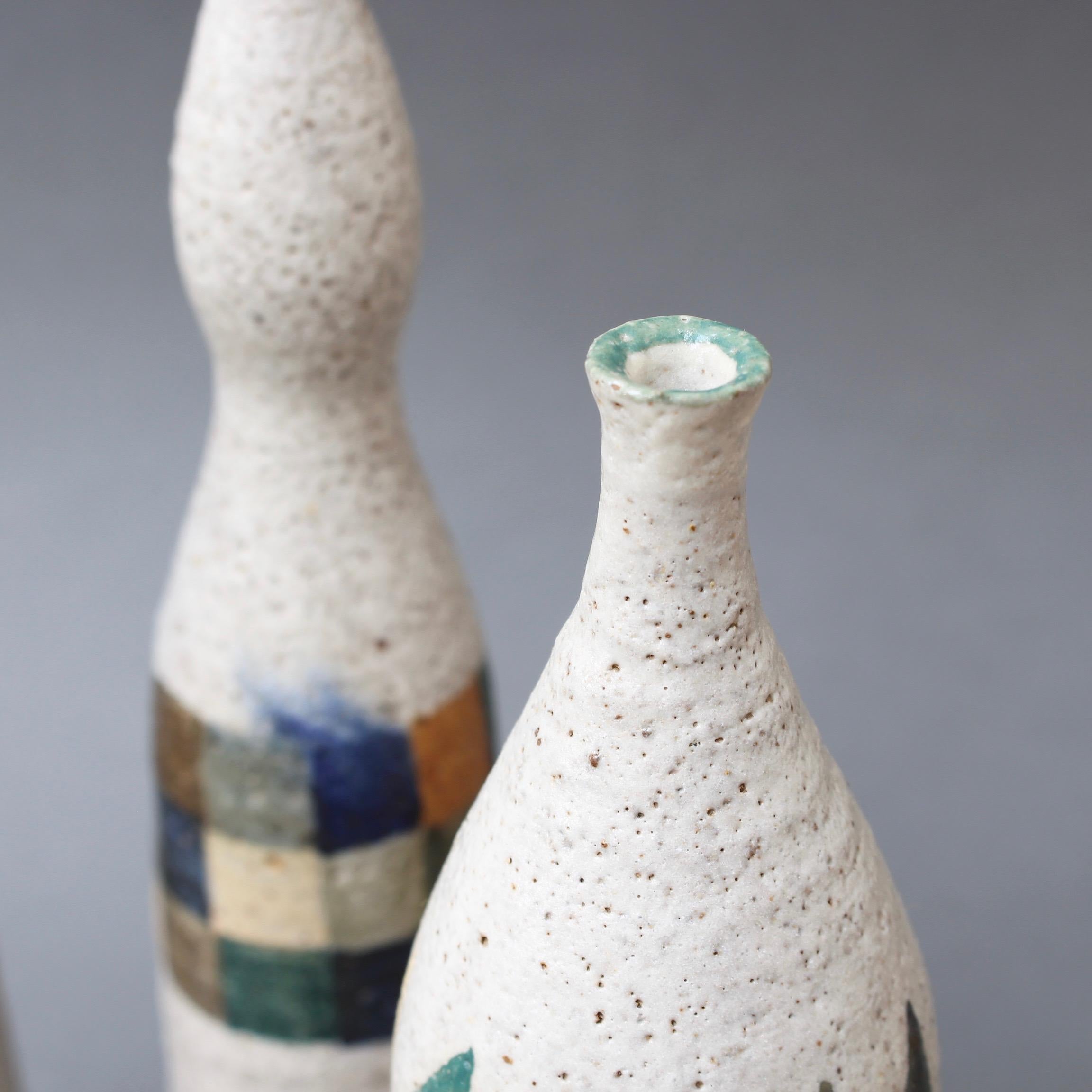 Ensemble de trois vases en forme de bouteille par Bruno Gambone, vers 1990 en vente 2