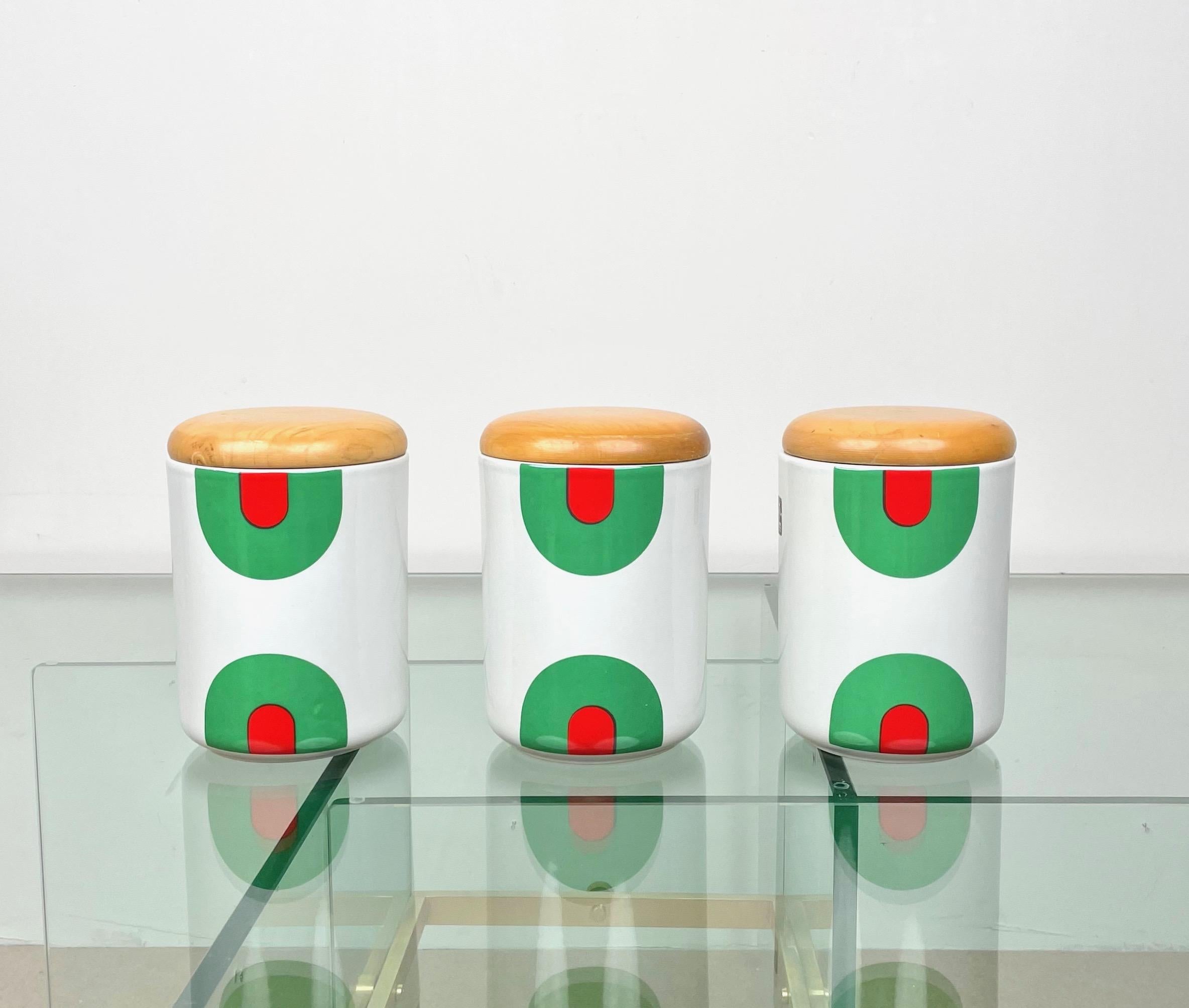 Set de trois vases-boîtes en céramique avec couvercle en bois par le designer italien Franco Pozzi. 

Fabriqué en Italie dans les années 1970. 

La signature originale est encore visible sur le fond des boîtes, comme le montrent les photos.