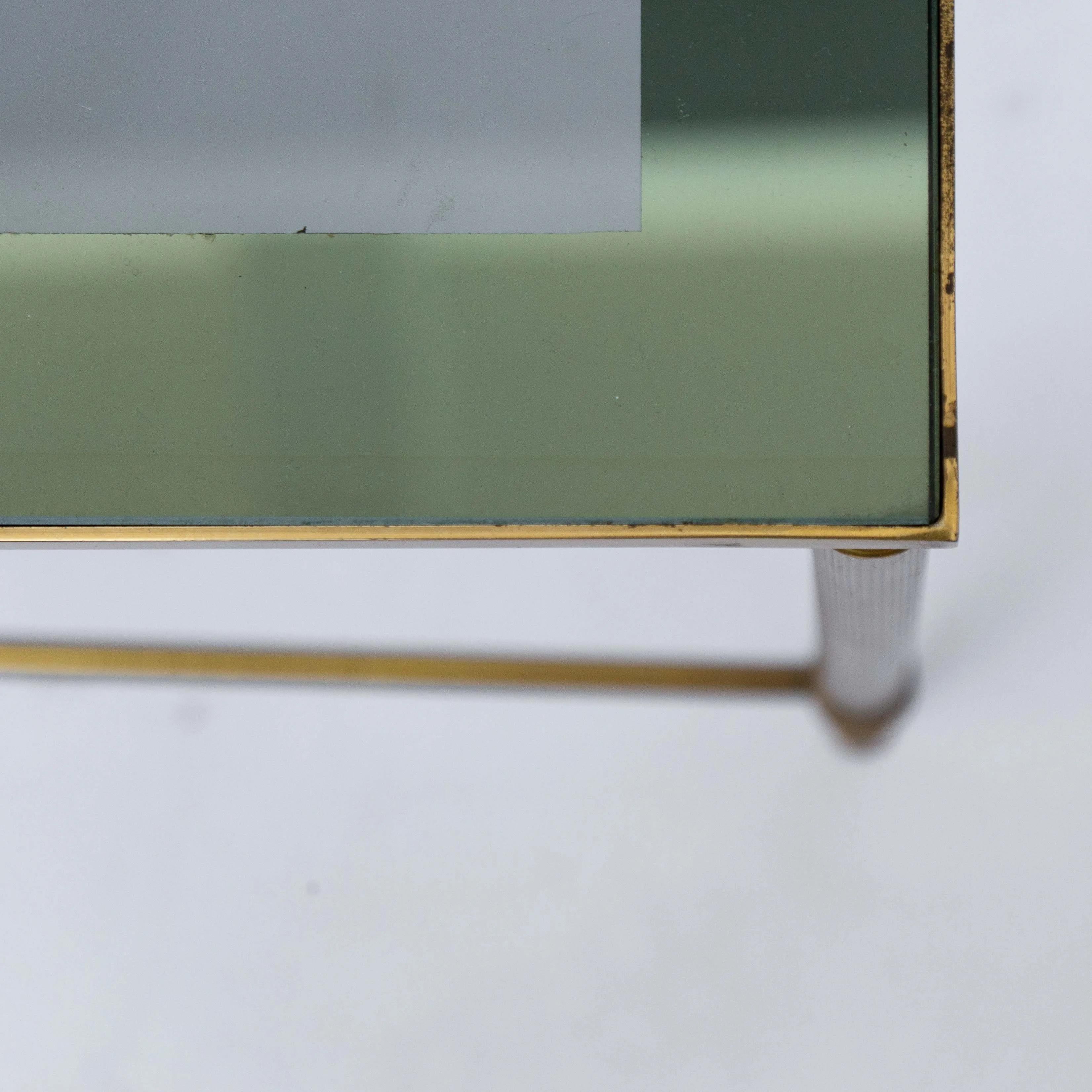 Die verspiegelte Glastischplatte macht diese Tische schick und elegant. Typisch für den Mid-Century Modern Hollywood Regency Stil. Sowohl der Messingrahmen als auch die verspiegelte Glasplatte zeigen eine sehr elegante Patina!

no.1: 38x36x33
no.2: