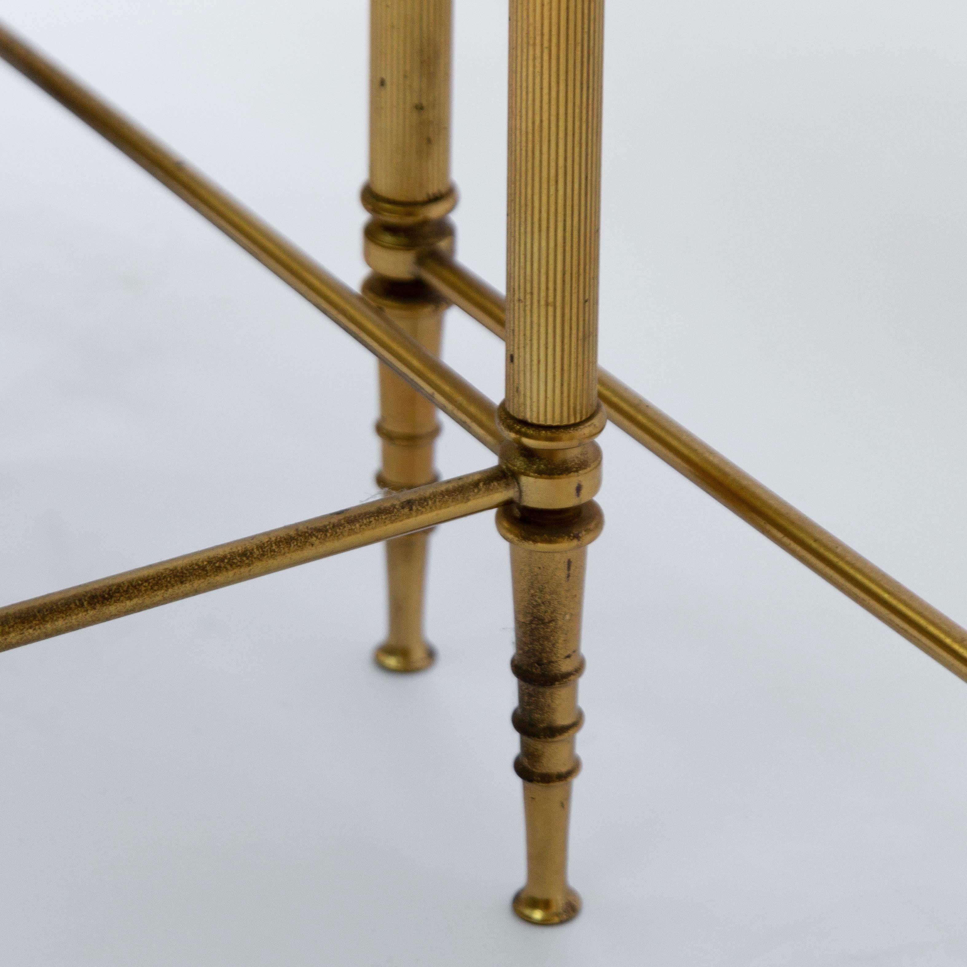 Milieu du XXe siècle Ensemble de trois tables gigognes en laiton et verre de la Maison Jansen en vente