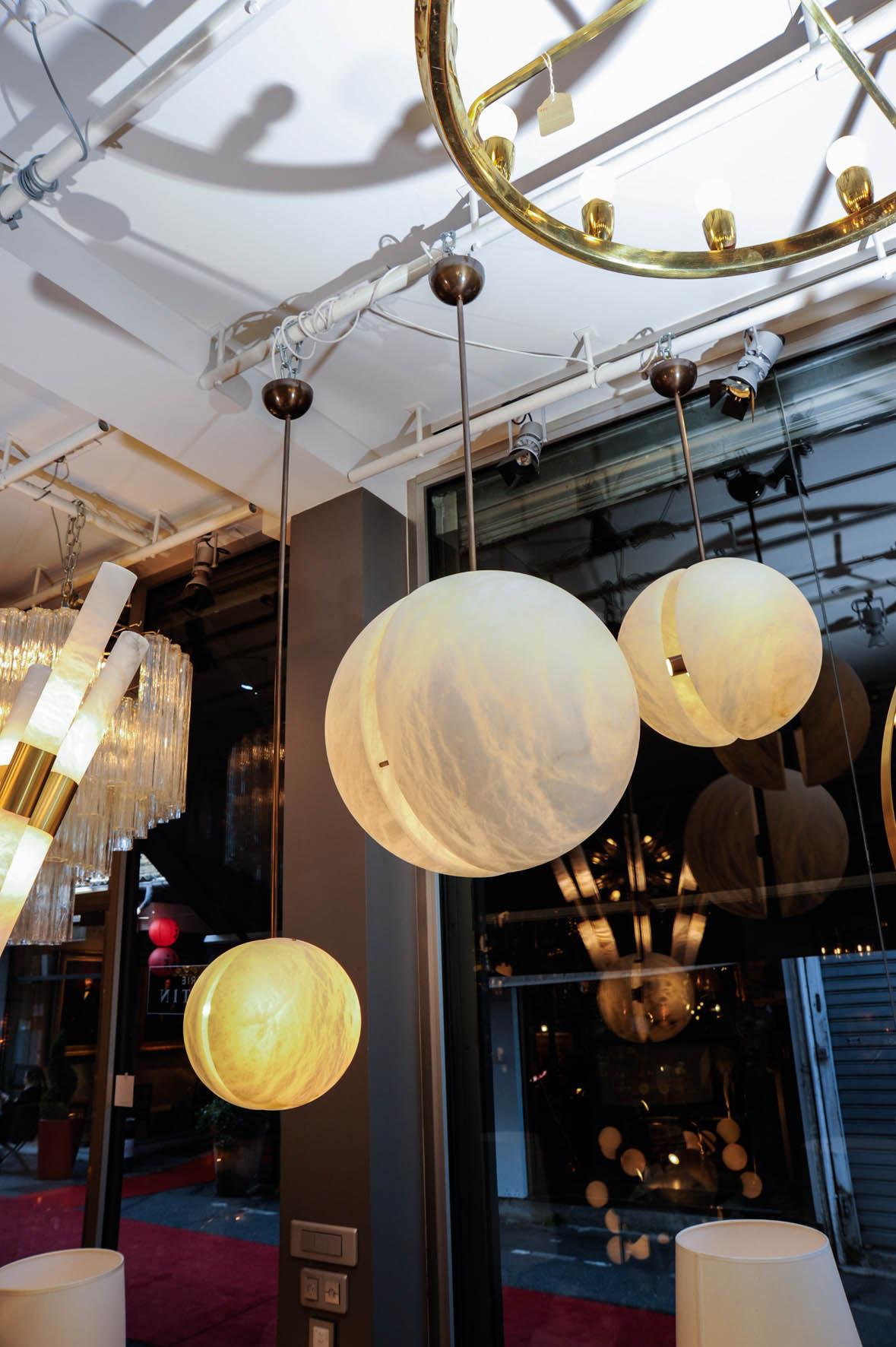 Moderno Set di tre semisfere a sospensione in ottone e alabastro di Glustin Luminaires in vendita