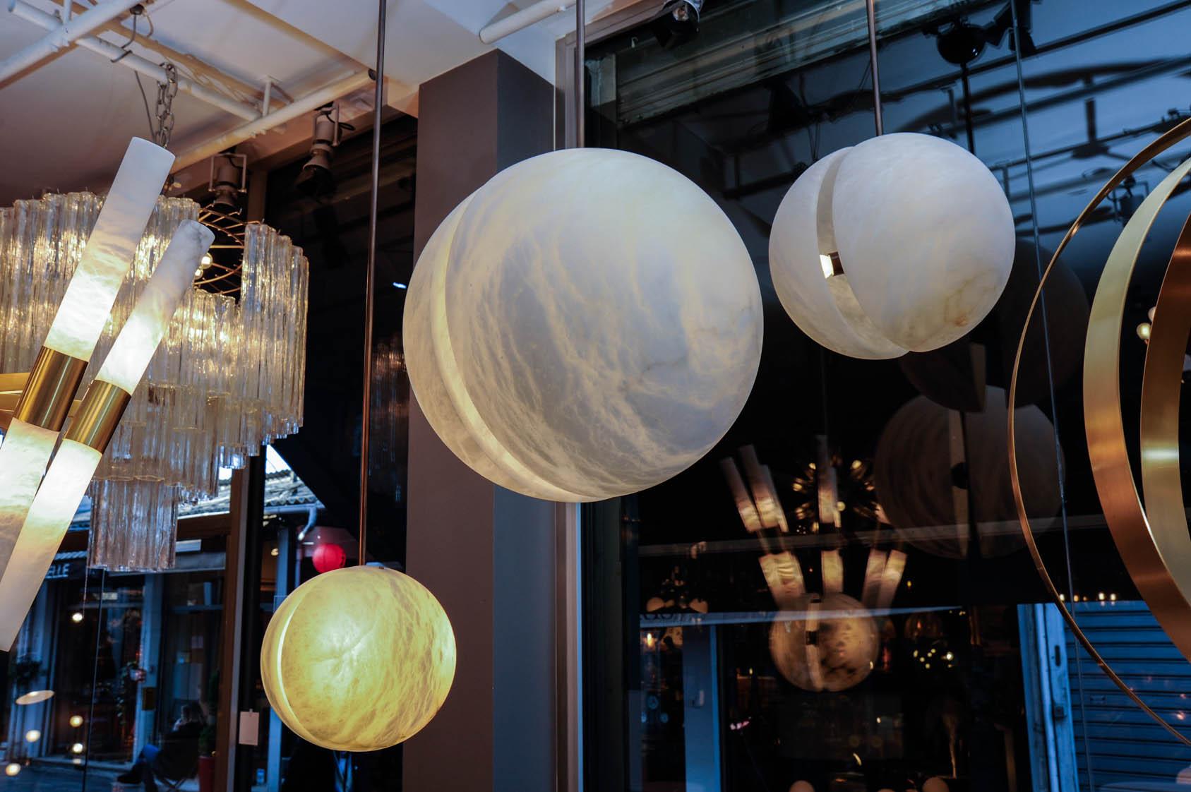 Italiano Set di tre semisfere a sospensione in ottone e alabastro di Glustin Luminaires in vendita