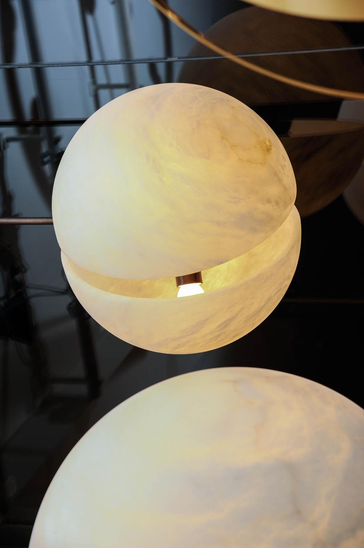 Set di tre semisfere a sospensione in ottone e alabastro di Glustin Luminaires In condizioni Nuovo in vendita a Saint-Ouen, IDF