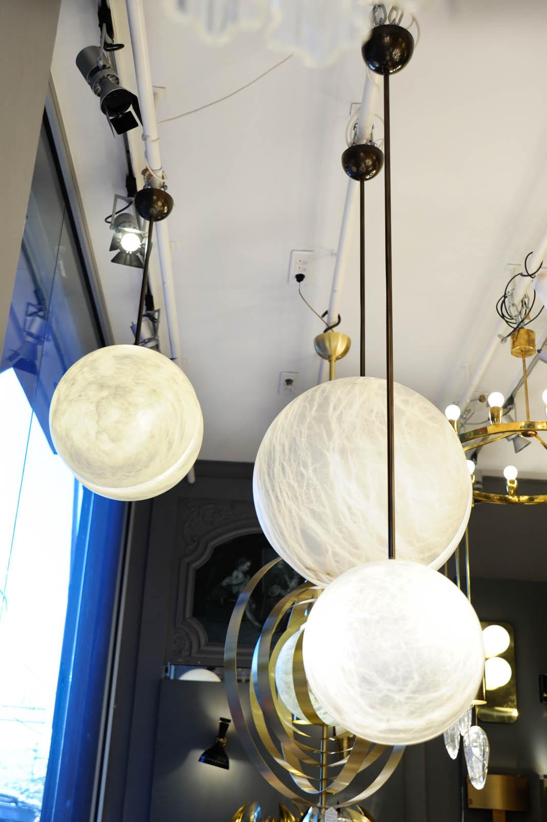 Set di tre semisfere a sospensione in ottone e alabastro di Glustin Luminaires in vendita 1