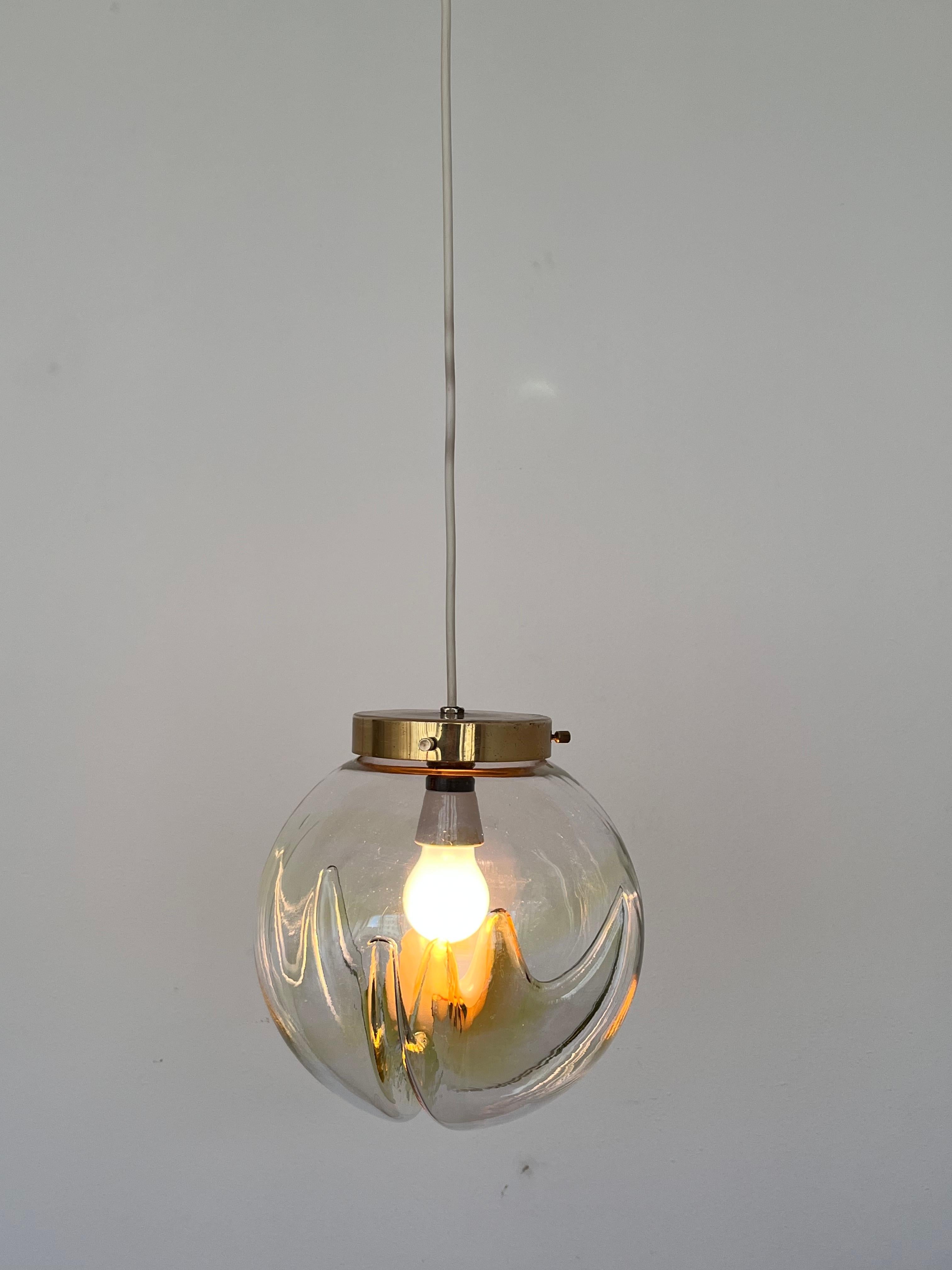 italien Ensemble de trois suspensions de Murano en laiton et en verre d'art - Italie, 1970 en vente