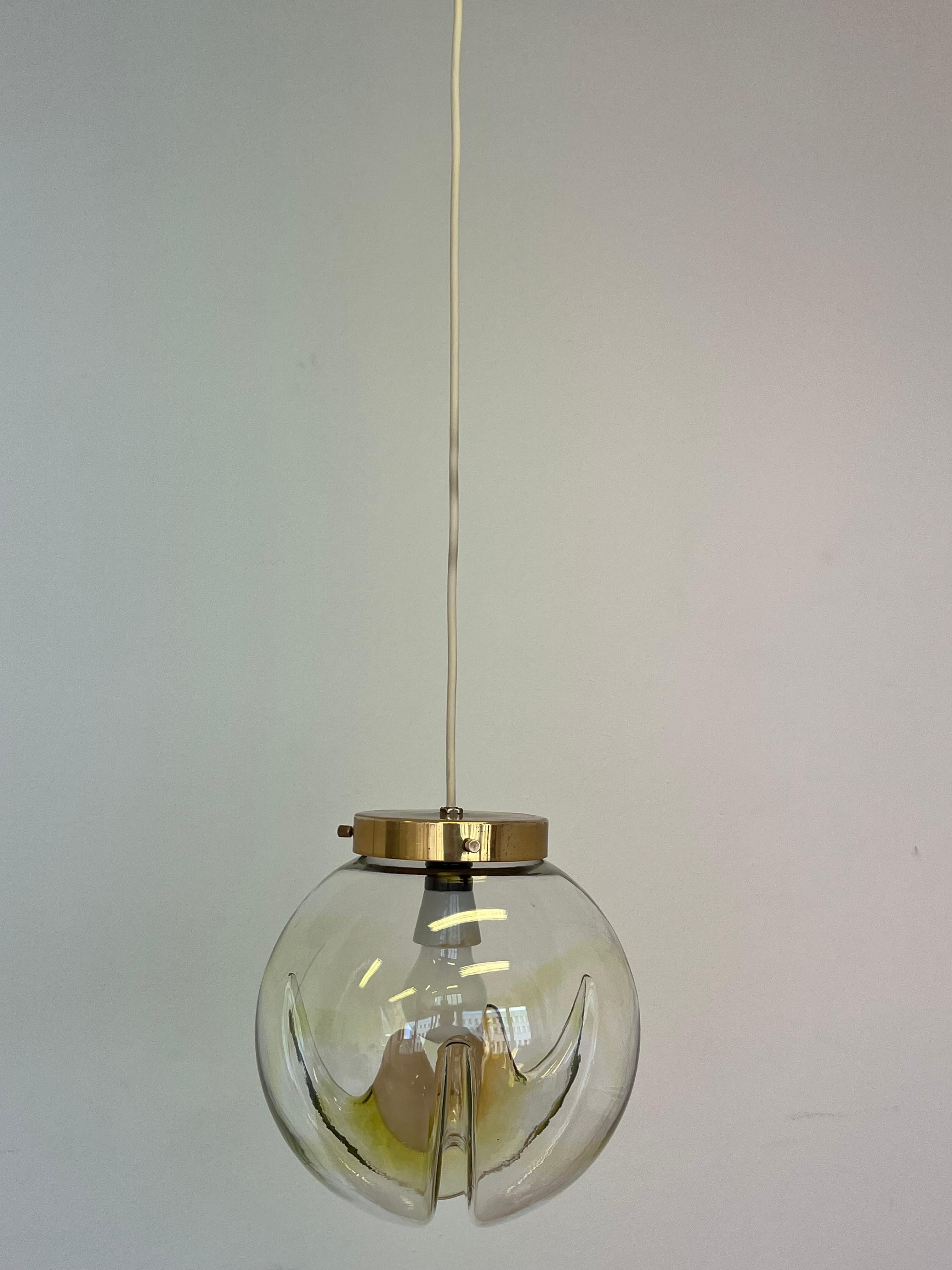 Ensemble de trois suspensions de Murano en laiton et en verre d'art - Italie, 1970 Bon état - En vente à Praha, CZ