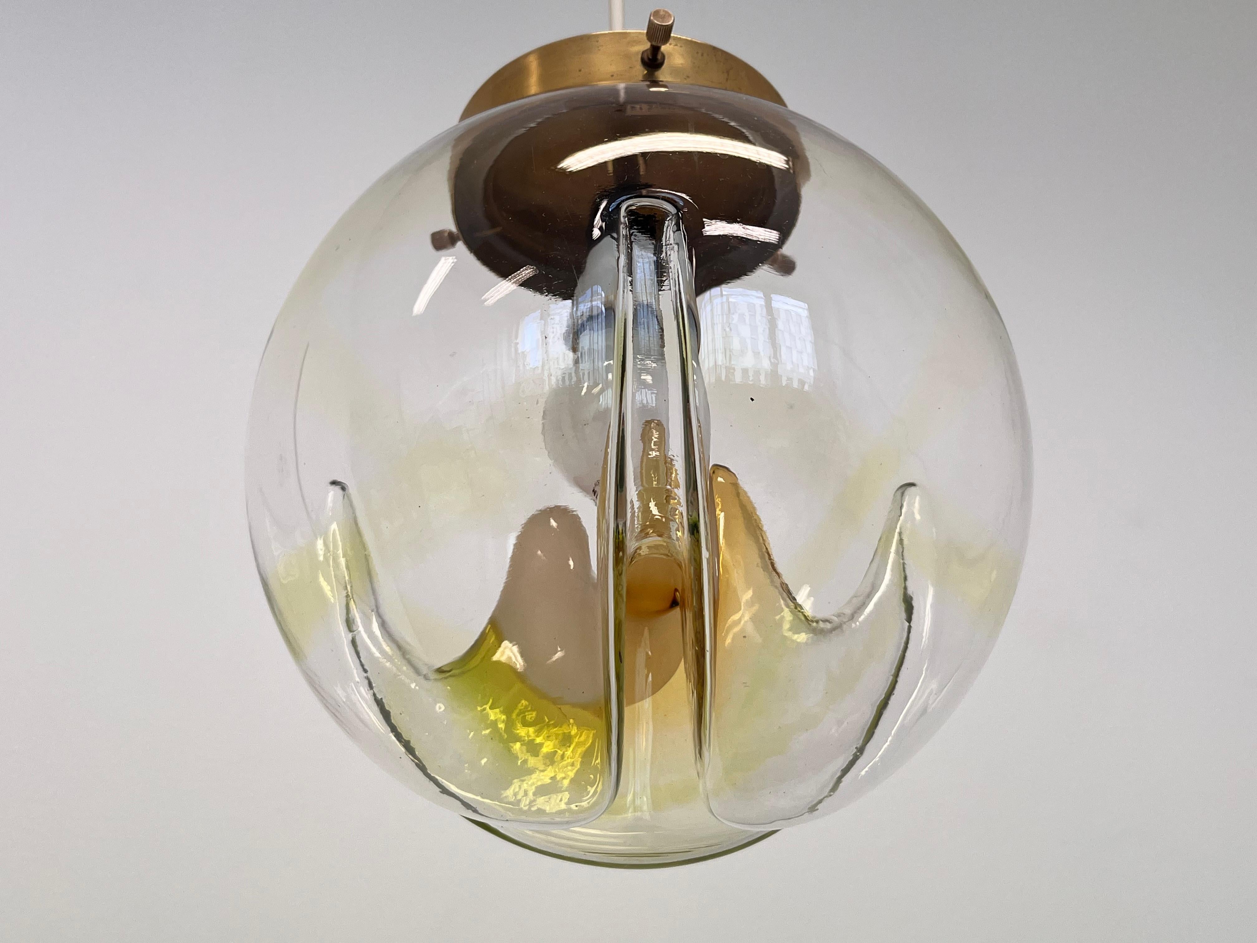 20ième siècle Ensemble de trois suspensions de Murano en laiton et en verre d'art - Italie, 1970 en vente