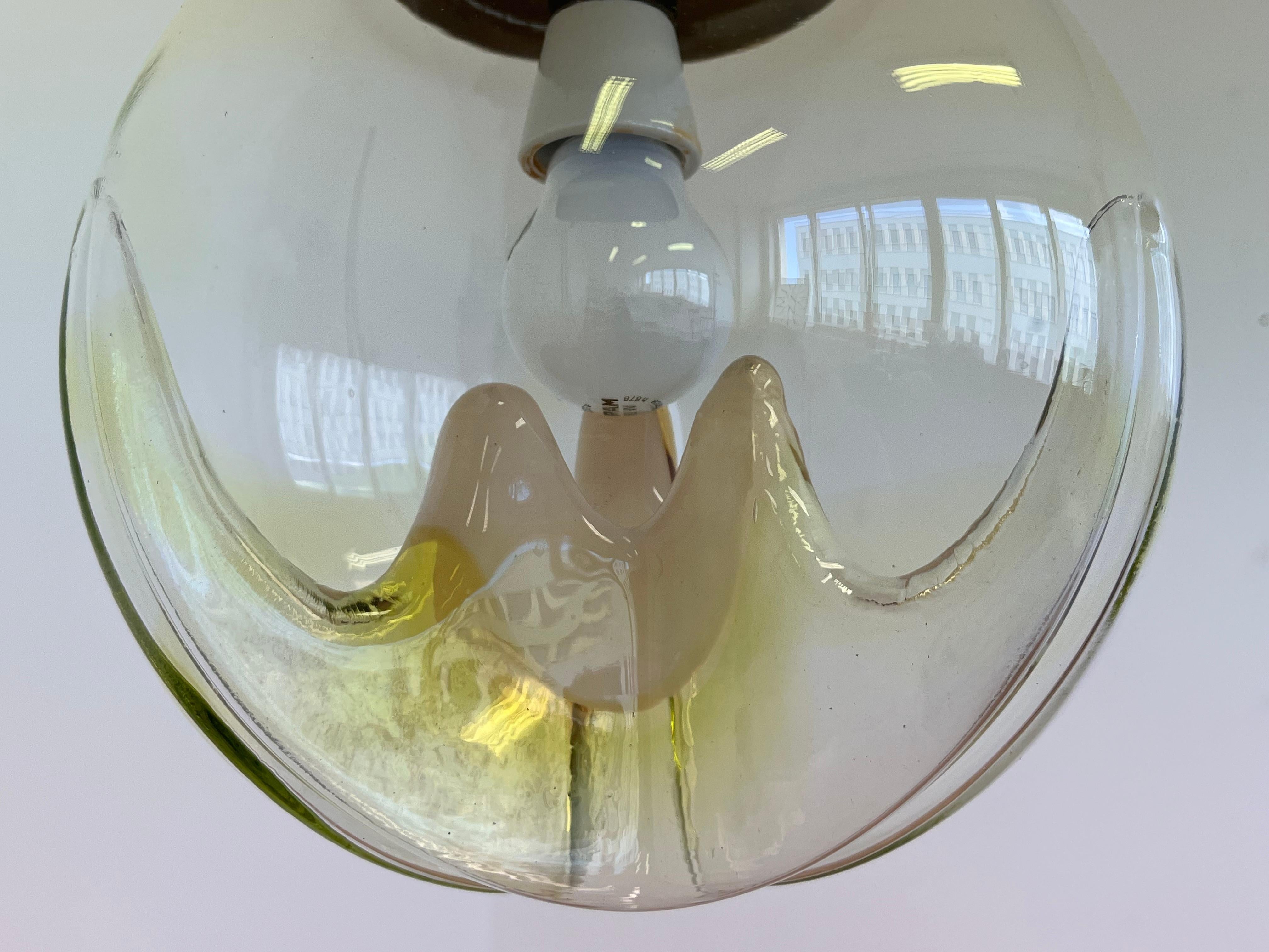 Verre de Murano Ensemble de trois suspensions de Murano en laiton et en verre d'art - Italie, 1970 en vente