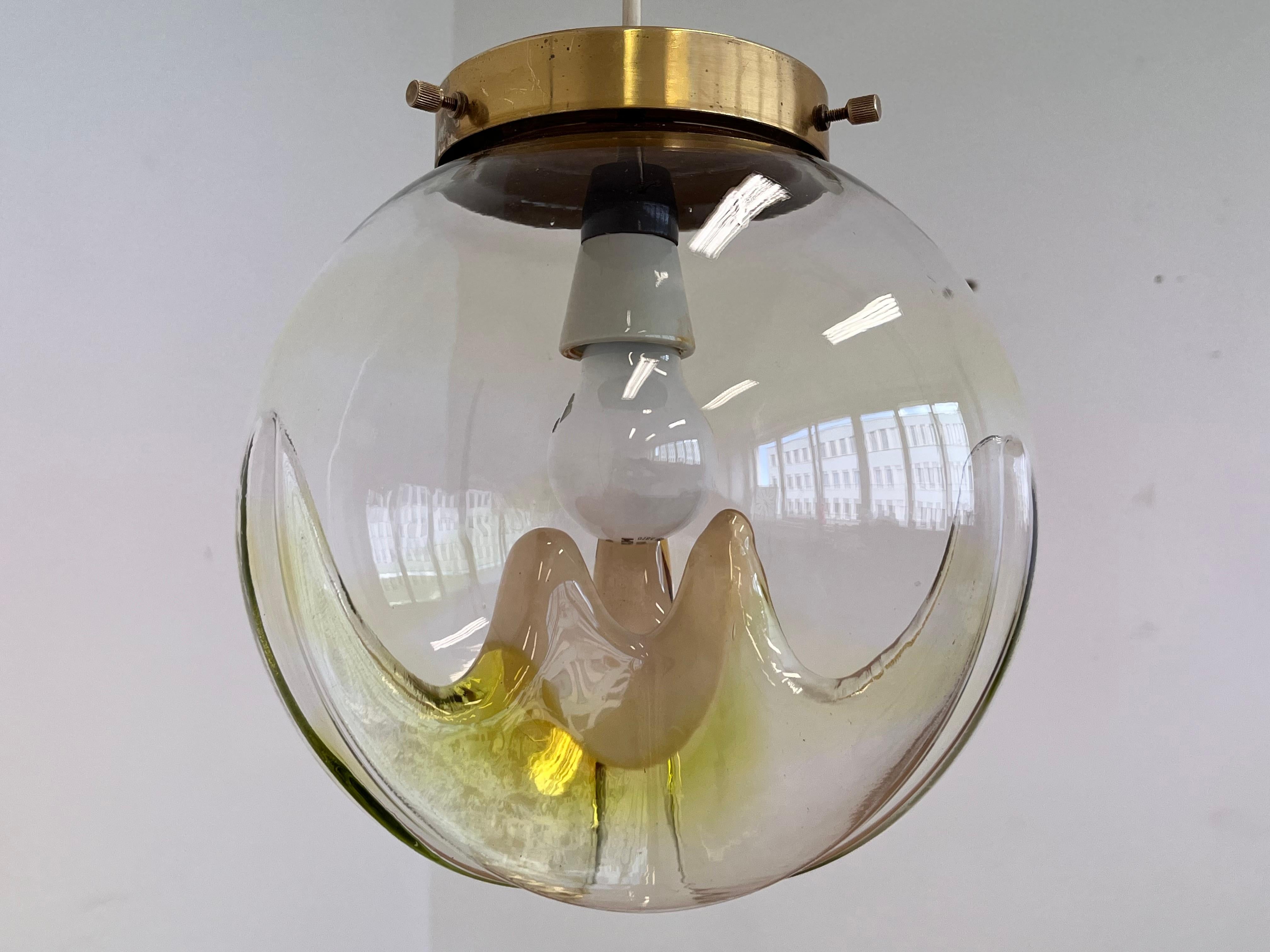 Ensemble de trois suspensions de Murano en laiton et en verre d'art - Italie, 1970 en vente 1